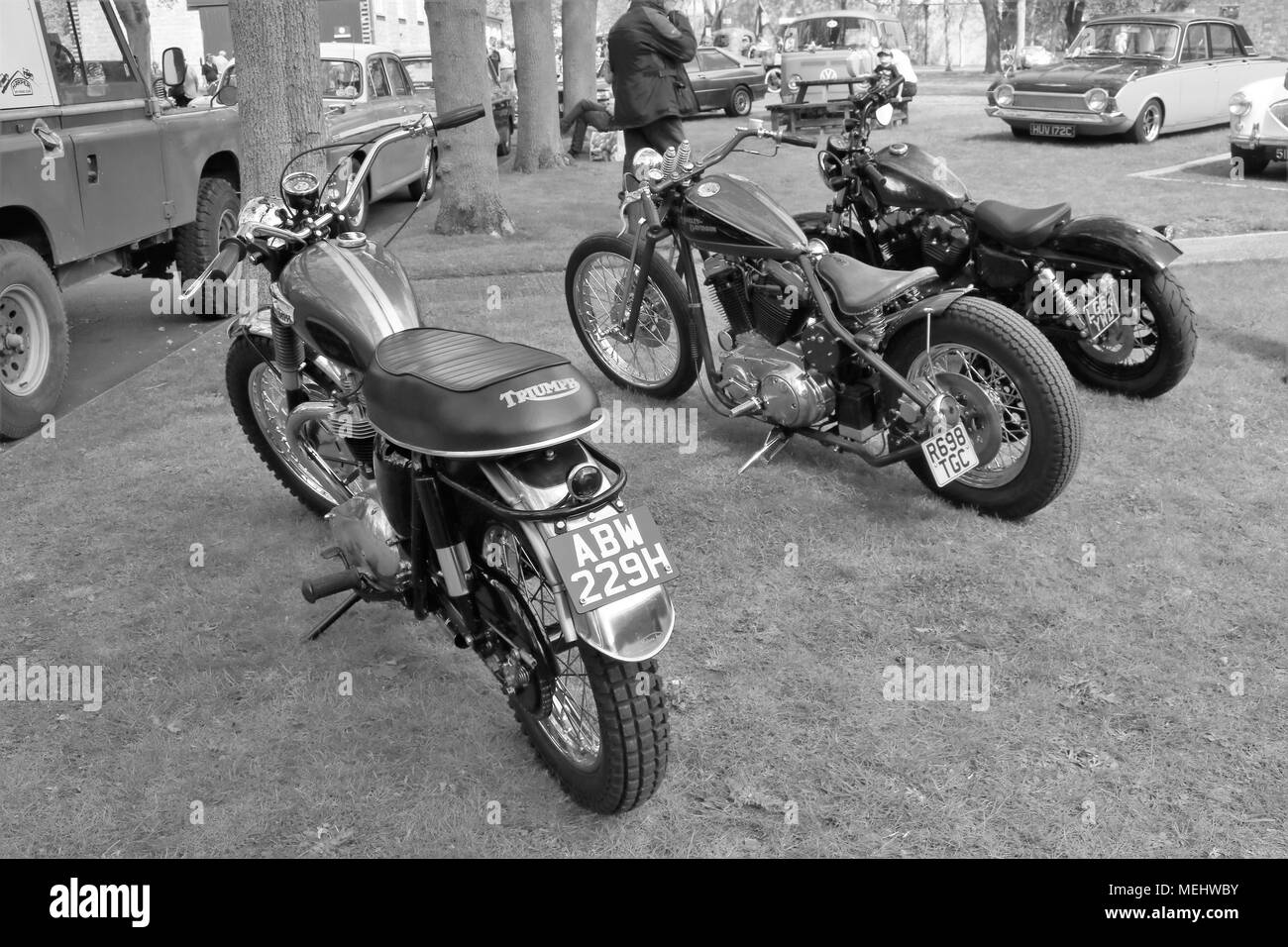 Bicester, Oxfordshire, Regno Unito. 22.04.2018. Domenica Scramble 'Drive giorno' a Bicester patrimonio che è una storica ex base RAF visualizzando i veicoli classici che comprendeva automobili, autocarri, motociclette, biciclette velivoli e motori fire. Credito: Michelle ponti/Alamy Live News. Foto Stock