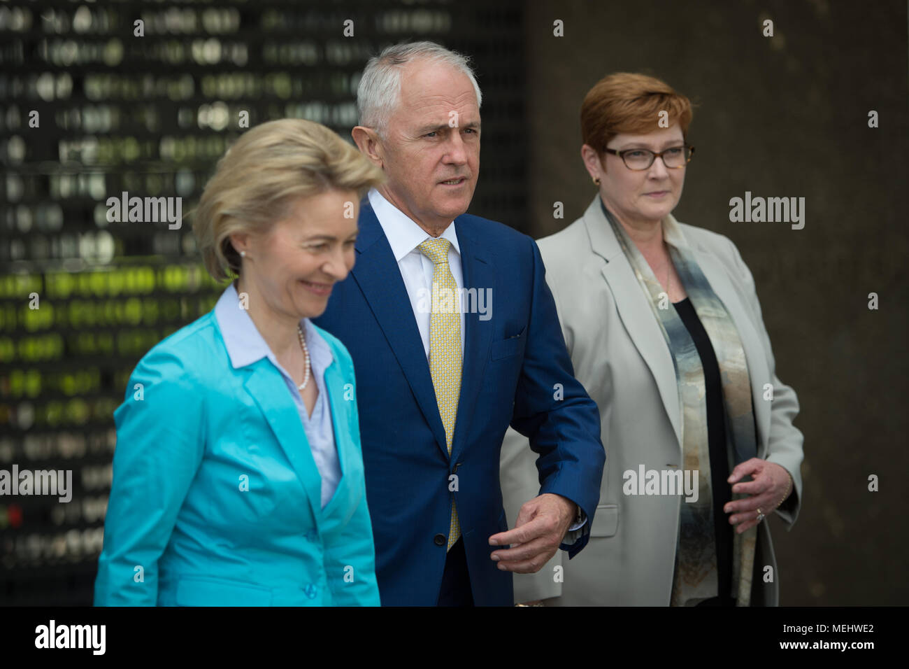 22 Aprile, Germania Berlino: Tedesco il Ministro della Difesa, Ursula von der Leyen (L) del cristiano Unione Democratica (CDU) accoglie favorevolmente l'Australia il Primo Ministro Malcolm Turnbull e Australia il Ministro della difesa Marise Payne con gli onori militari. Foto: Arne Bänsch/dpa Foto Stock
