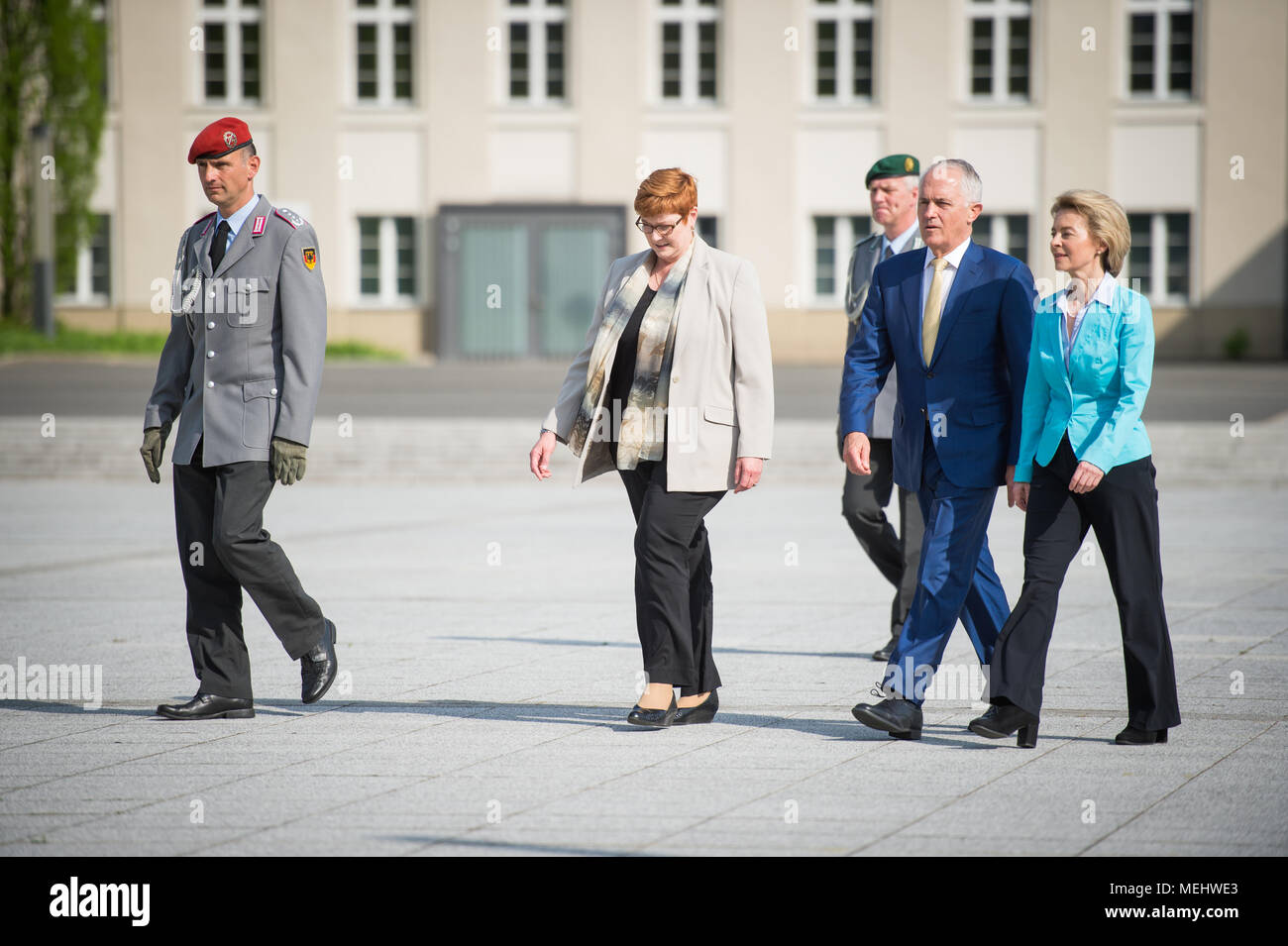 22 Aprile, Germania Berlino: Tedesco il Ministro della Difesa, Ursula von der Leyen (R) del cristiano Unione Democratica (CDU) accoglie favorevolmente l'Australia il Primo Ministro Malcolm Turnbull e Australia il Ministro della difesa Marise Payne con gli onori militari. Foto: Arne Bänsch/dpa Foto Stock