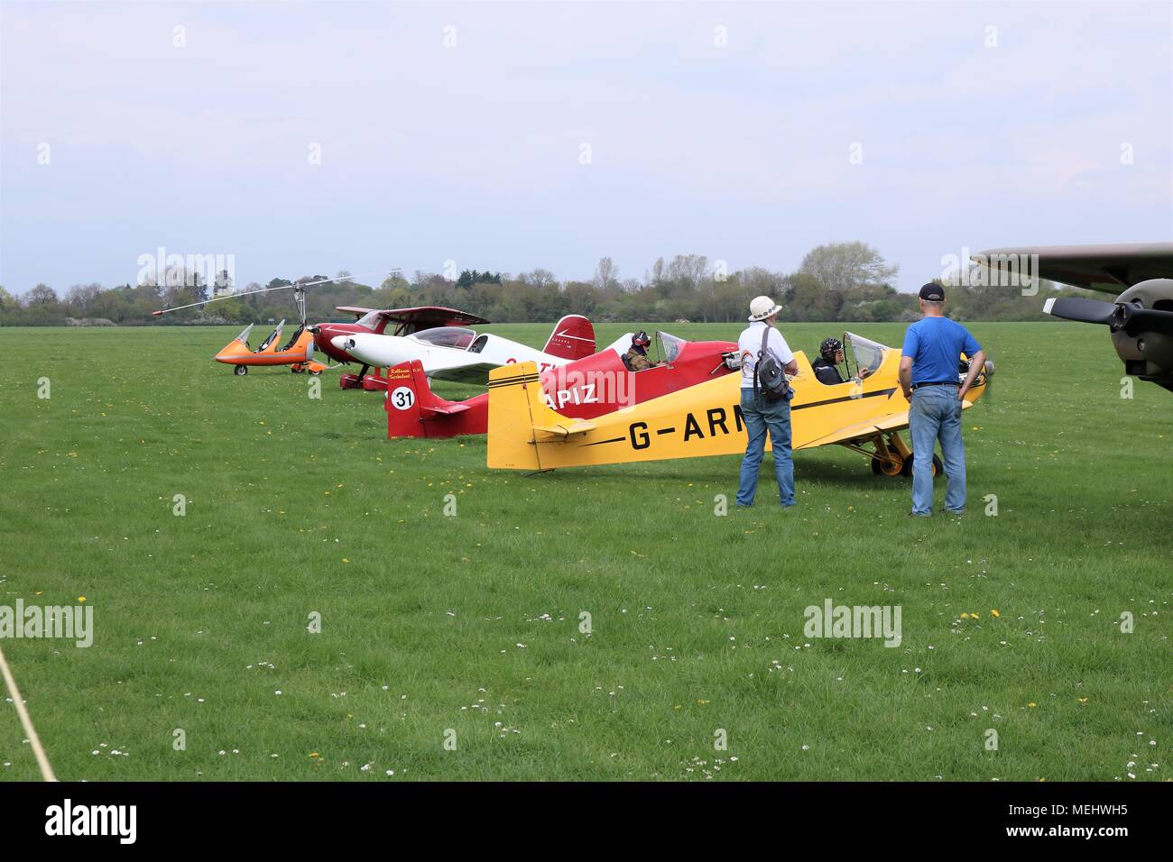 Bicester, Oxfordshire, Regno Unito. 22.04.2018. Domenica Scramble 'Drive giorno' a Bicester patrimonio che è una storica ex base RAF visualizzando i veicoli classici che comprendeva automobili, autocarri, motociclette, biciclette velivoli e motori fire. Credito: Michelle ponti/Alamy Live News. Foto Stock