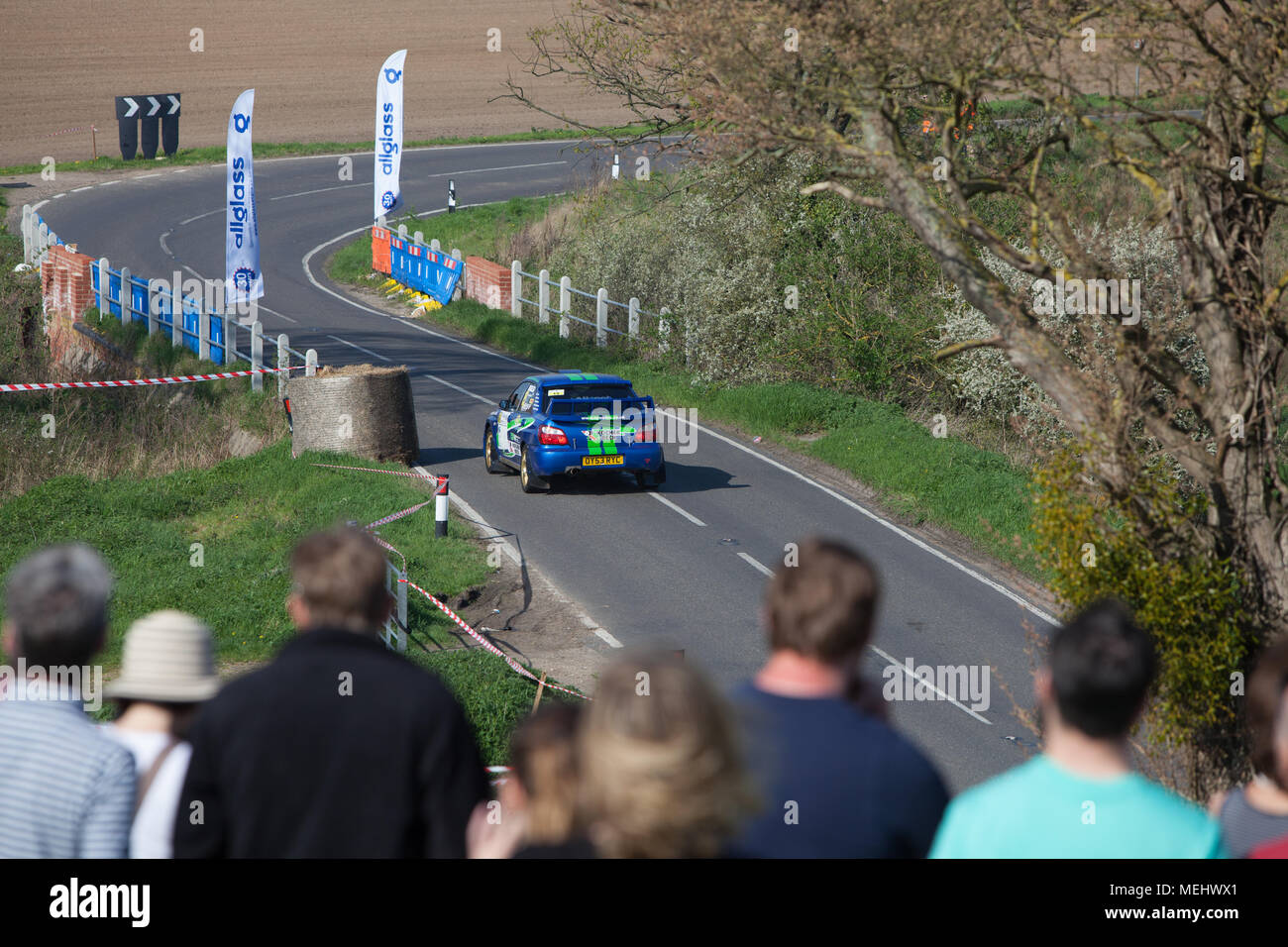 Tendring e Clacton, Inghilterra. Il 22 aprile, 2018. Il primo sempre chiuso Road rally che si terrà in Inghilterra spazia attraverso Tendring, Essex. Il trailblazing Corbeau sedi rally vede 120 concorrenti sfidarsi attraverso cinque fasi speciali. Circa 10.000 spettatori fare il tifo per i piloti. Stephanie Humphries/Alamy Live News Foto Stock