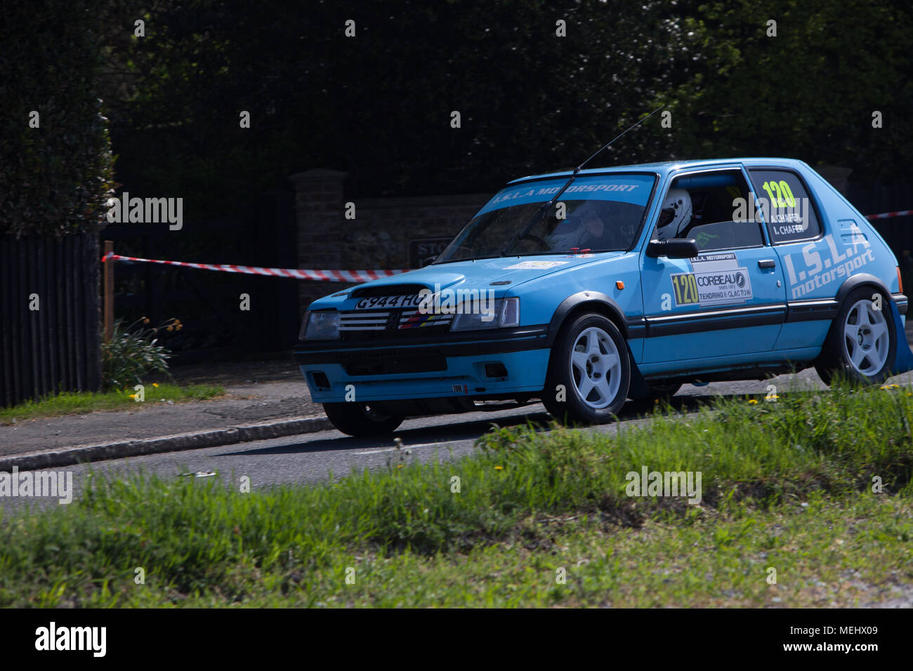 Tendring e Clacton, Inghilterra. Il 22 aprile, 2018. Il primo sempre chiuso Road rally che si terrà in Inghilterra spazia attraverso Tendring, Essex. Il trailblazing Corbeau sedi rally vede 120 concorrenti sfidarsi attraverso cinque fasi speciali. Circa 10.000 spettatori fare il tifo per i piloti. Stephanie Humphries/Alamy Live News Foto Stock