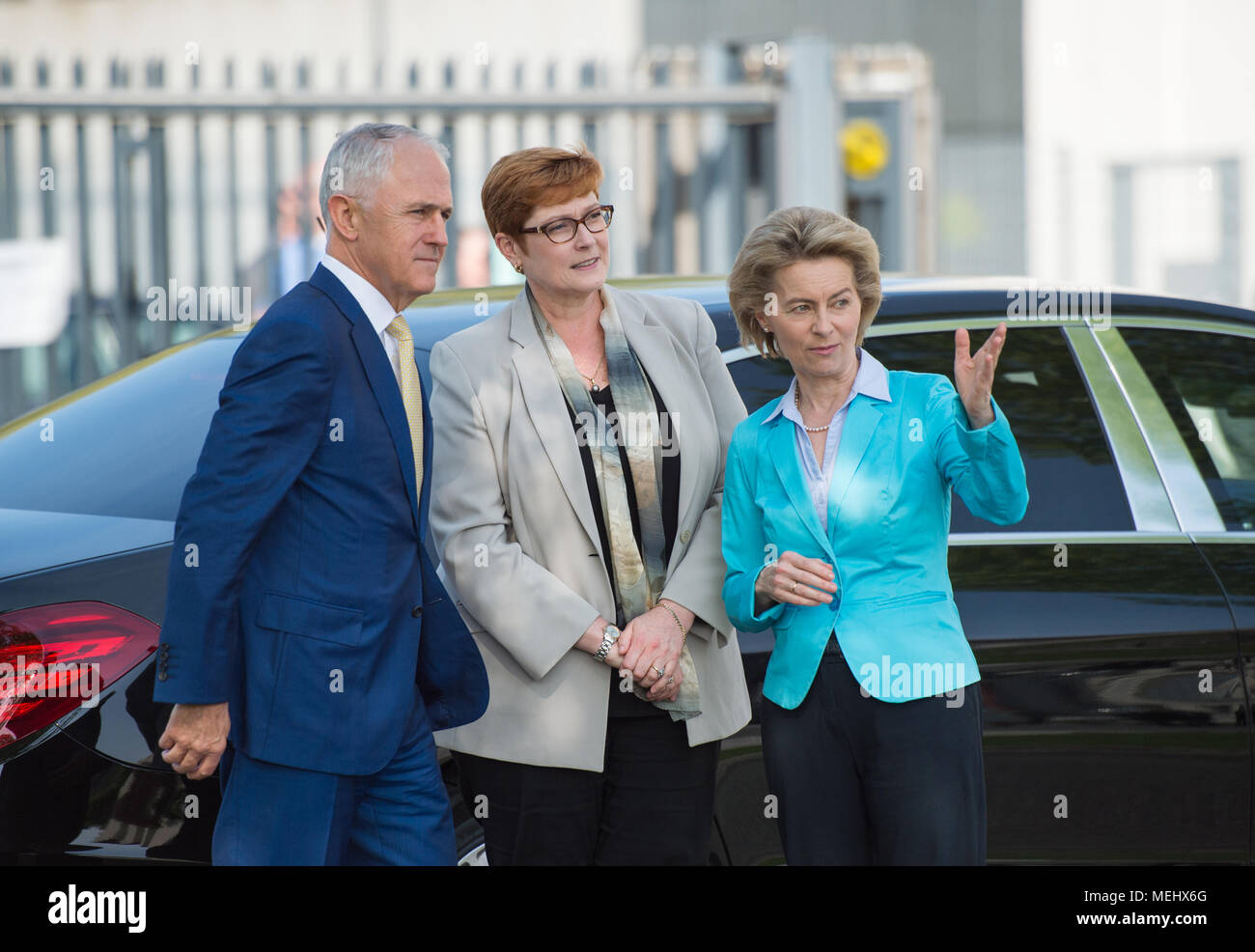 22 Aprile, Germania Berlino: Tedesco il Ministro della Difesa, Ursula von der Leyen (R) del cristiano Unione Democratica (CDU) accoglie favorevolmente l'Australia il Primo Ministro Malcolm Turnbull e Australia il Ministro della difesa Marise Payne con gli onori militari. Foto: Arne Bänsch/dpa Foto Stock