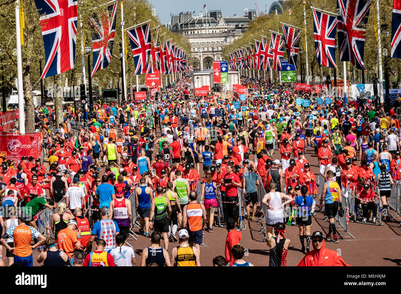 Londra 22 Aprile 2018, la Maratona di Londra, una vista verso il basso il Mall come corridori completare la gara Credit Ian Davidson/Alamy Live News Foto Stock