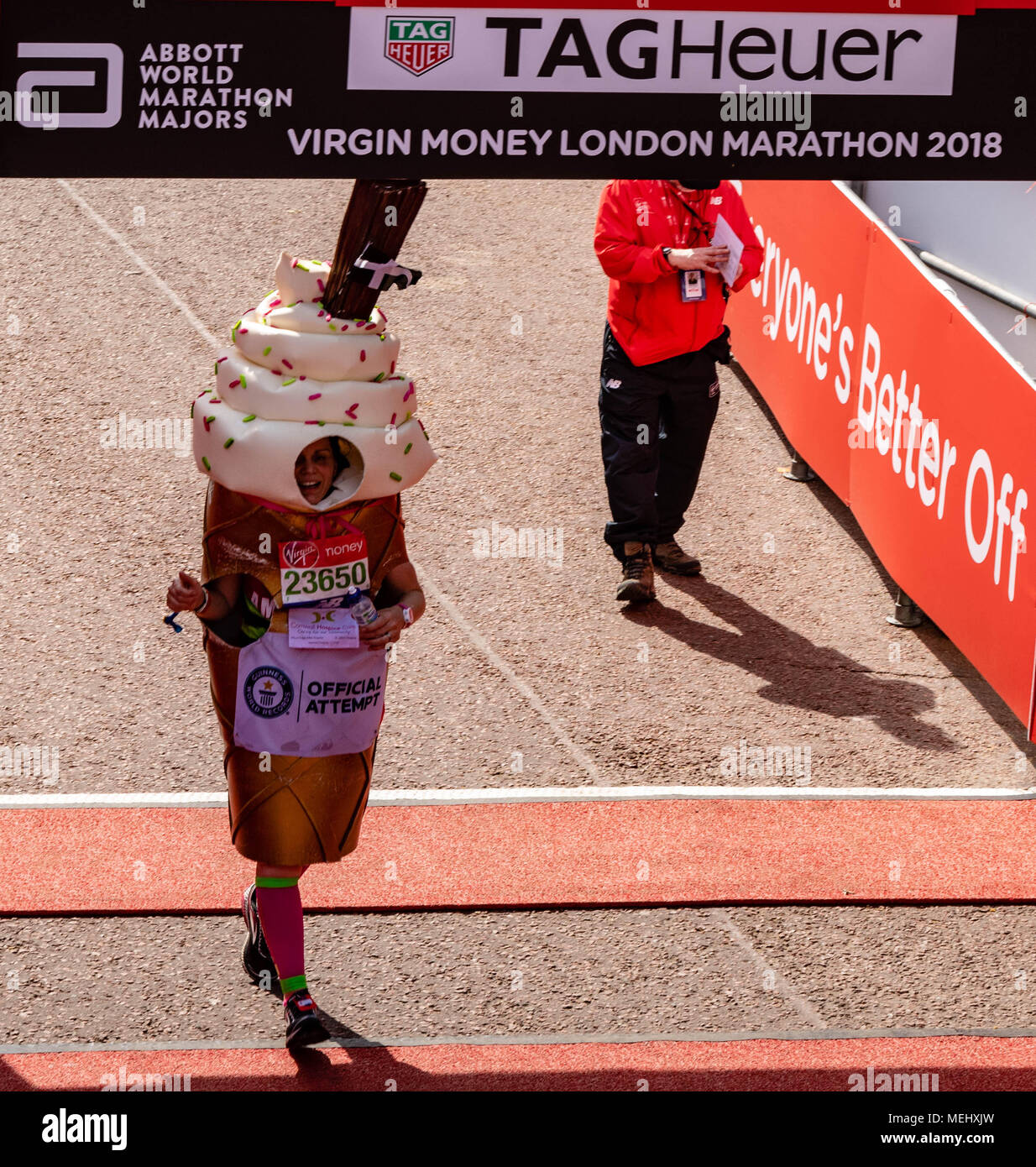 Londra 22 Aprile 2018 la maratona di Londra, un concorrente vestito come un molto apt Gelato, completa la maratona di Londra il credito Ian Davidson/Alamy Live News Foto Stock