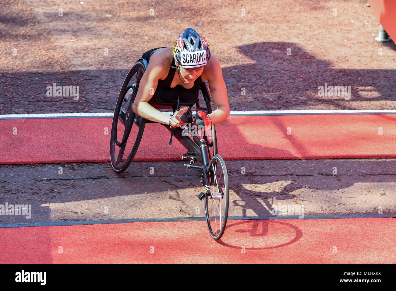 Londra, UK, 22 aprile 2018. Susannah Scaroni (USA) completato in sedia a rotelle VMLM (T53/54) durante il 2018 denaro Virgin London marathon di domenica, 22 aprile 2018. Londra, Inghilterra. Credito: Taka G Wu Credito: Taka Wu/Alamy Live News Foto Stock