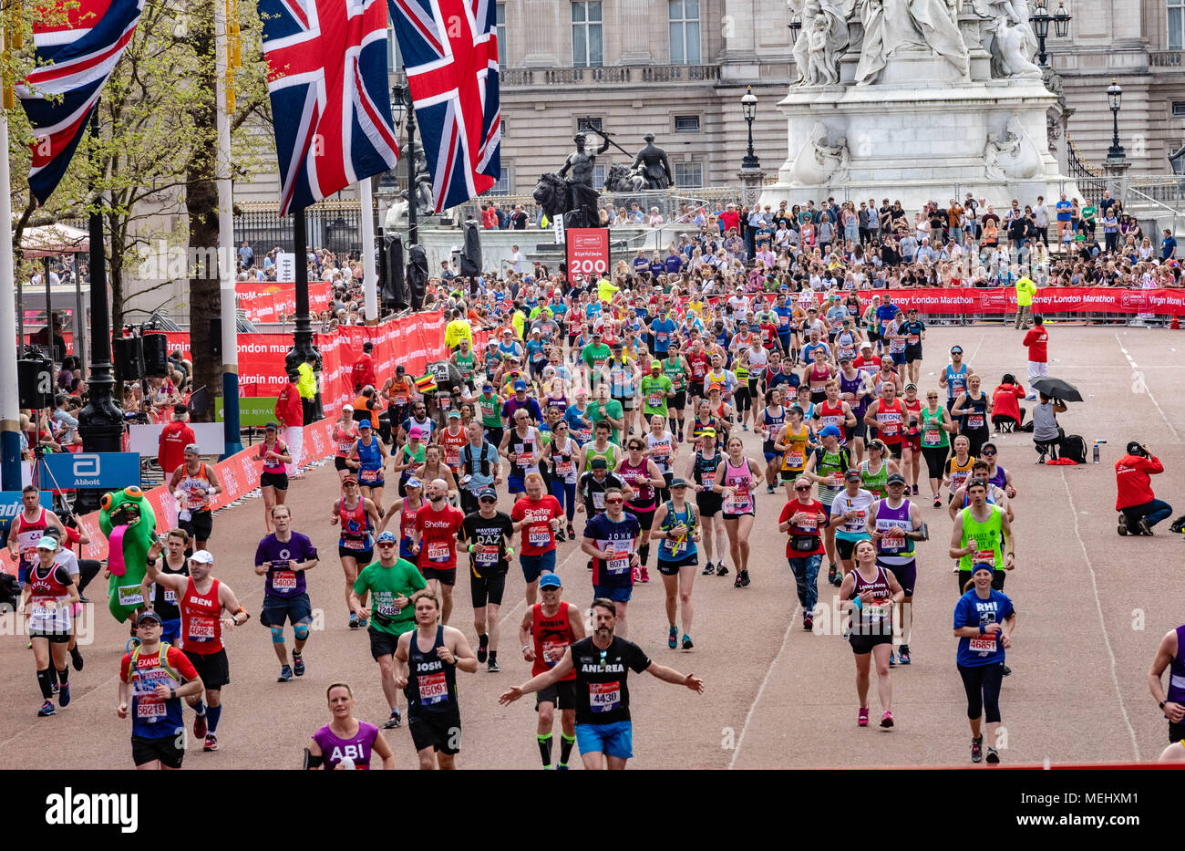 Londra 22 Aprile 2018, concorrenti flusso verso il traguardo con Buckingham Palace dietro di loro credito Ian Davidson/Alamy Live News Foto Stock