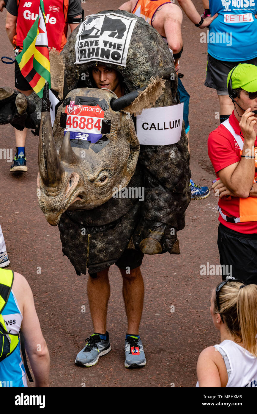 Londra 22 Aprile 2018, la Maratona di Londra, un concorrente vestito come un Rhino alla maratona di Londra Credit Ian Davidson/Alamy Live News Foto Stock