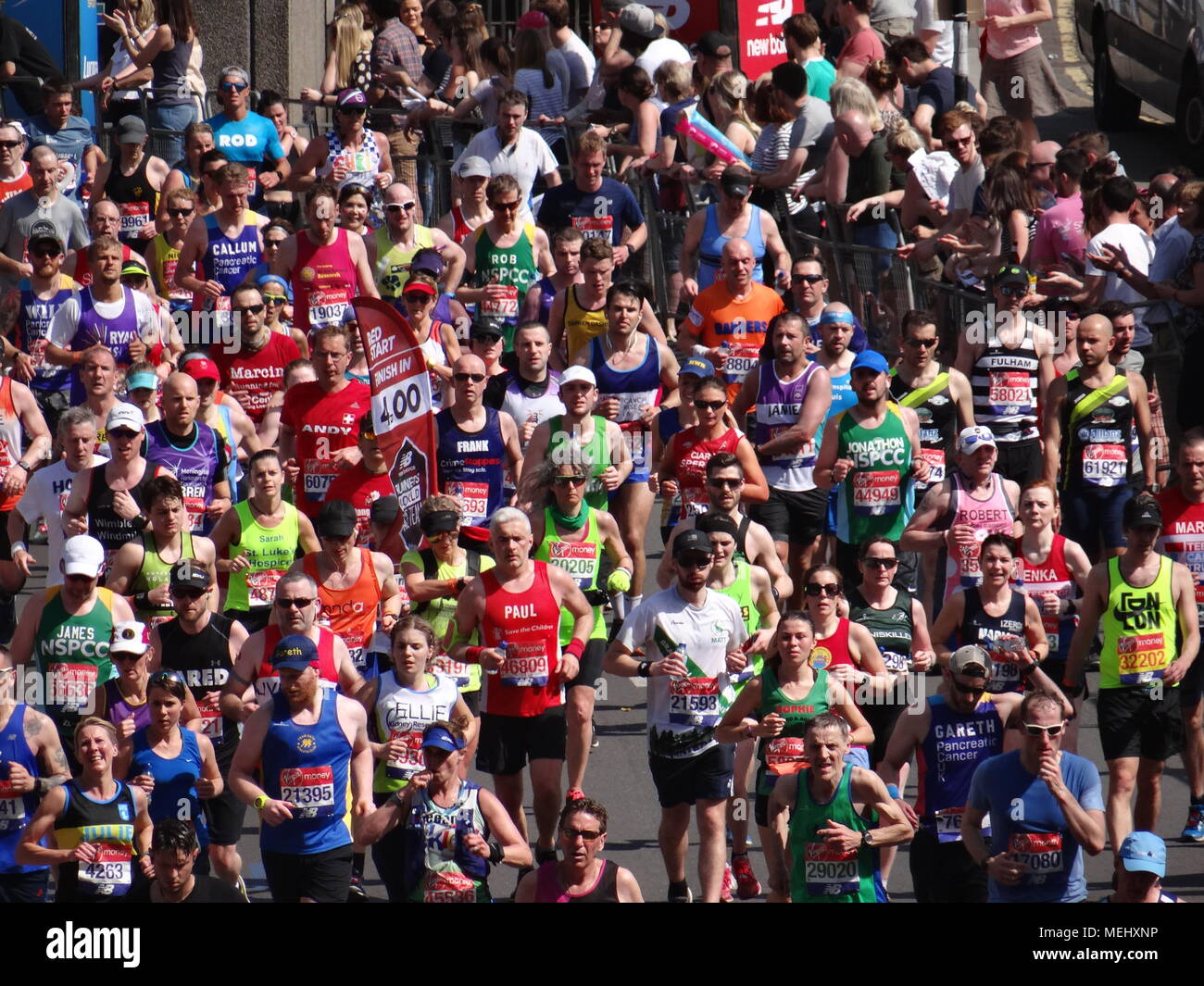 Londra, UK, 22 aprile 2018. Migliaia prendere posto alla Maratona di Londra 2018 Credit: Nastia M/Alamy Live News Foto Stock