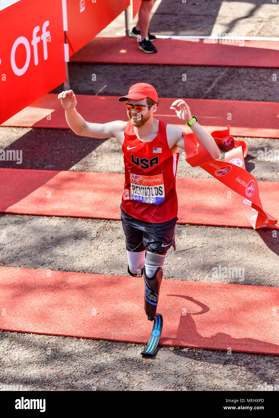 Londra, UK, 22 aprile 2018. Brian Reynolds (USA) Mondo finito Para atletica Marathon World Cup durante il 2018 denaro Virgin London marathon di domenica, 22 aprile 2018. Londra, Inghilterra. Credito: Taka G Wu Credito: Taka Wu/Alamy Live News Foto Stock