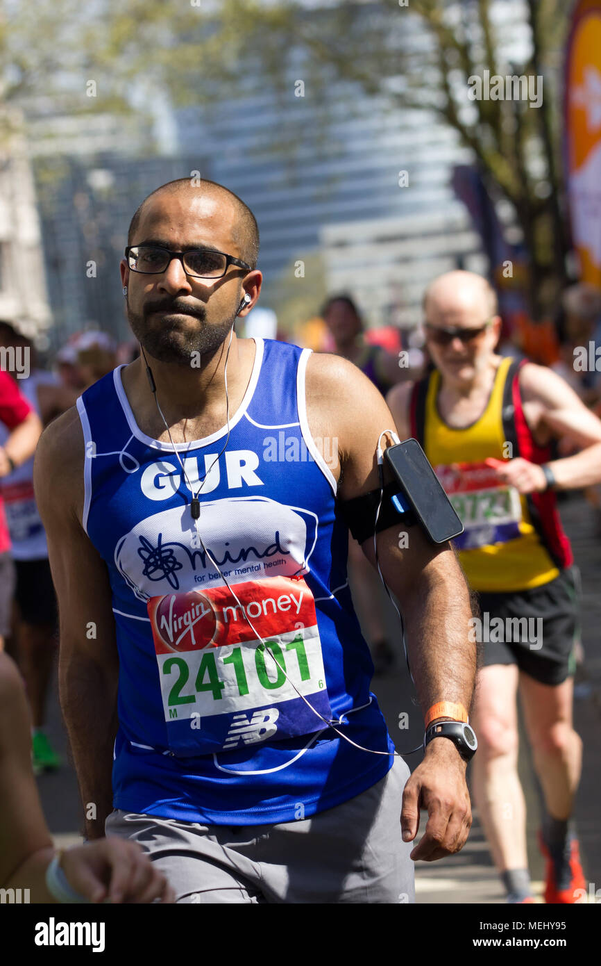 St James Park, Birdcage Walk, London, Regno Unito. Il 22 aprile, 2018. Elite e migliaia di guide divertente testa verso Buckingham Palace in brillante sole primaverile come immettere il miglio finale del 2018 Virgin London Marathon. Molti di coloro che vi prendono parte sono stati colpiti da uno dei più caldi giorni maratone su record e il bisogno di aiuto di altri corridori per completare la finale km come si avvicinavano al Mall mentre altre sono state trattate dal primo aiuto degli equipaggi. Purtroppo un runner, Matt Campbell, di anni 29, crollato dopo 22,5 miglia e morto in seguito in ospedale . Credito: Alan Fraser Foto Stock