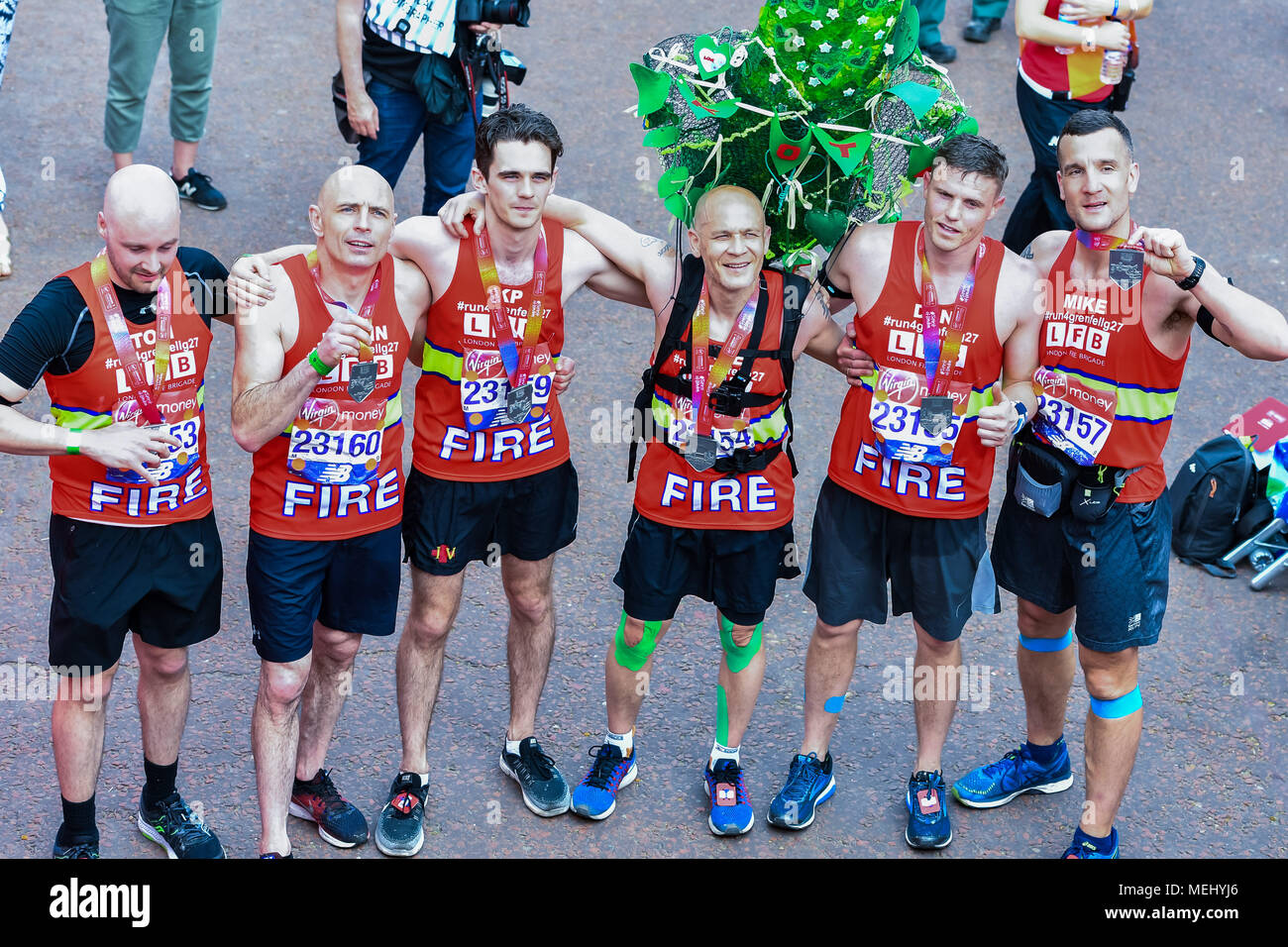 Londra, UK, 22 Aprile 2018: il Team di Firefight (da sinistra) - Tom Abell, Justin O'Beirne, Michael Krikpatick, Dave Badillo, Dan fatture e Mike Dowden al traguardo durante il 2018 denaro Virgin London marathon di domenica, 22 aprile 2018. Londra, Inghilterra. Credito: Taka G Wu Foto Stock