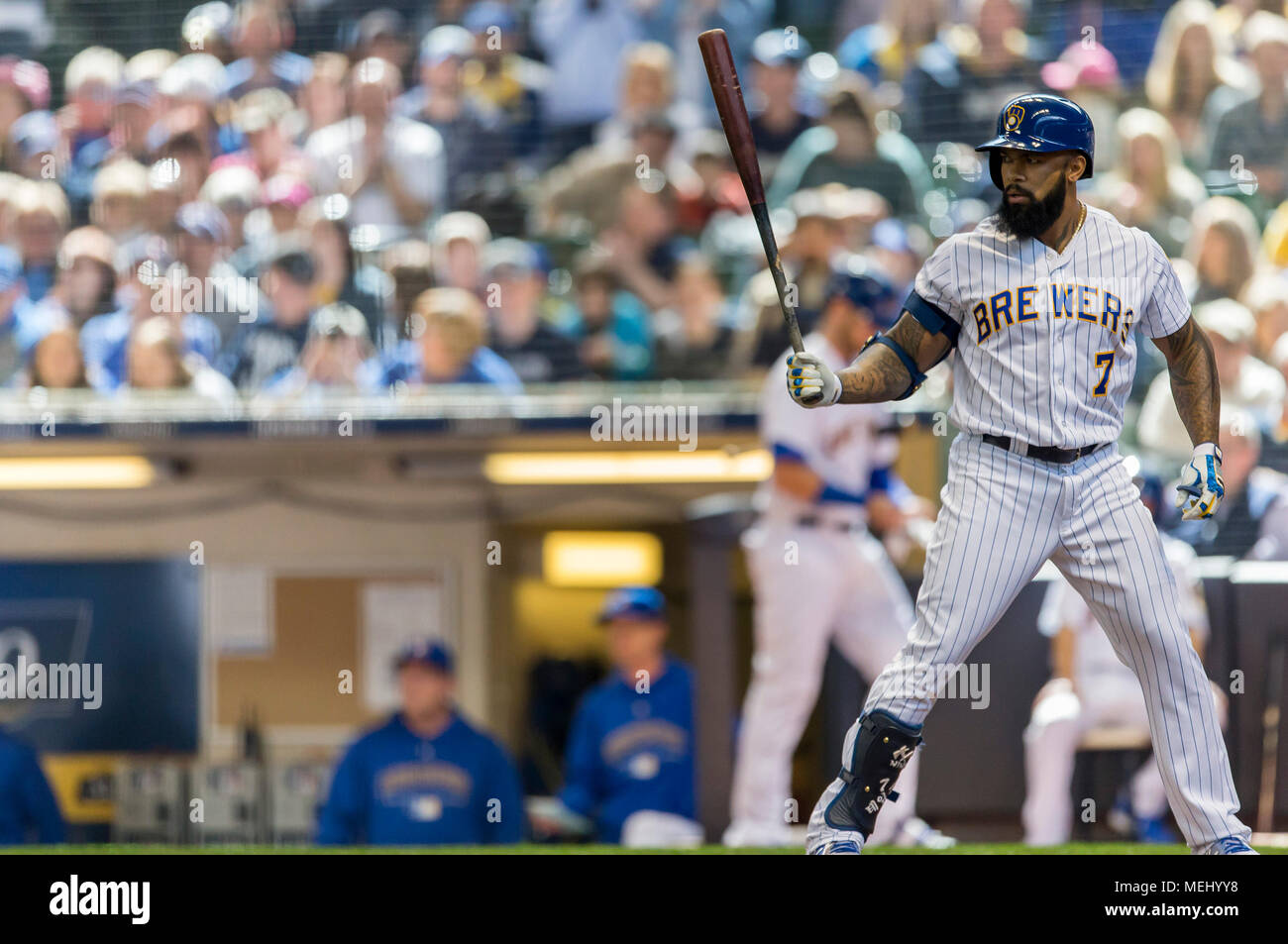 Milwaukee, WI, Stati Uniti d'America. 22 apr, 2018. Milwaukee Brewers primo baseman Eric Thames #7 passaggi alla piastra per pizzicare colpo su Eric Thames bobble testa giorno durante il Major League Baseball gioco tra il Milwaukee Brewers e il Miami Marlins a Miller Park di Milwaukee, WI. John Fisher/CSM/Alamy Live News Foto Stock