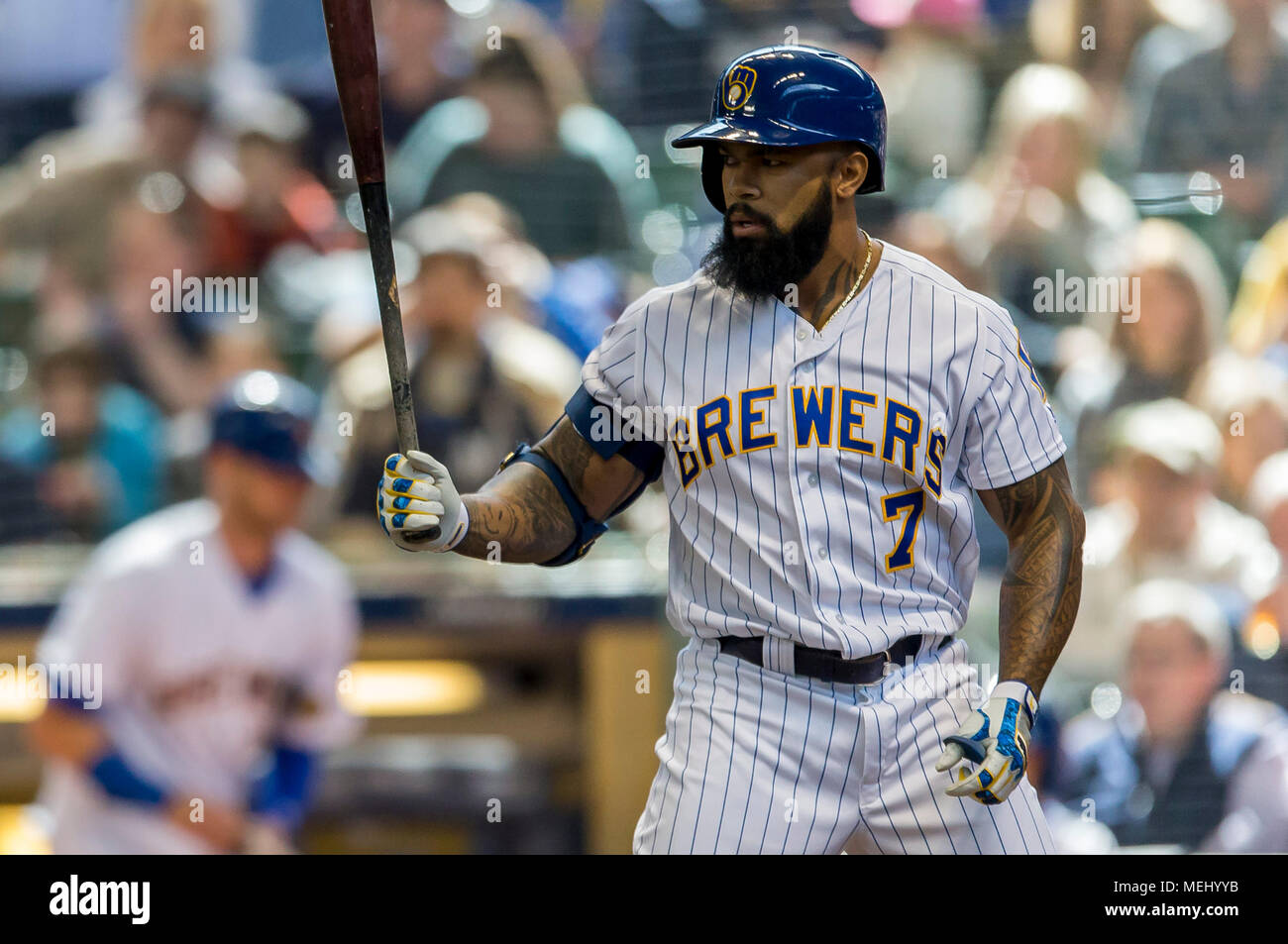 Milwaukee, WI, Stati Uniti d'America. 22 apr, 2018. Milwaukee Brewers primo baseman Eric Thames #7 passaggi alla piastra per pizzicare colpo su Eric Thames bobble testa giorno durante il Major League Baseball gioco tra il Milwaukee Brewers e il Miami Marlins a Miller Park di Milwaukee, WI. John Fisher/CSM/Alamy Live News Foto Stock