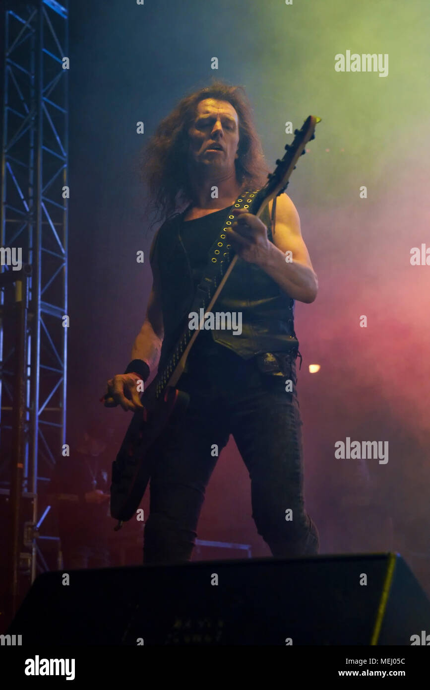 Las Vegas Nevada, USA. Aprile 21, 2018 Nibbs Carter il bass player per eseguire Saxon in concerto il giorno 2 della seconda annuale di Las Rageous musica heavy metal festival tenutosi presso il Downtown Las Vegas Eventi Centro. Credito: Ken Howard/Alamy Live News Foto Stock