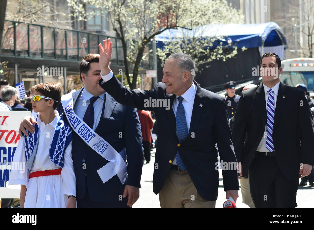 Manhattan, New York, Stati Uniti d'America. 22 apr, 2018. Il senatore chuck schumer assiste l'indipendenza greca Parade sulla Quinta Avenue in New York City. Credito: Ryan Rahman/Alamy Live News Foto Stock