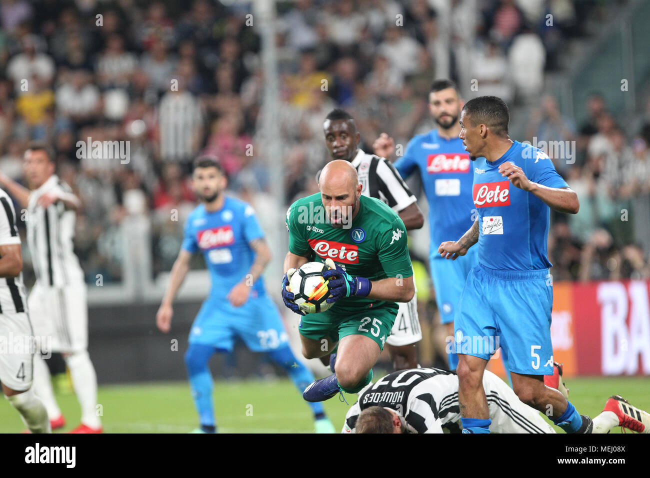 Nella foto il portiere della Napoli reina nega l'obiettivo per la Juventus.22 aprile 2018. 22 apr, 2018. Torino, Italia - partita finale tra F.C. Juneventu e SSC Napoli, all'Allianz Stadium di Torino che si è aggiudicata lo Scudetto in Serie A in Italia. Credito: Fabio Sasso/ZUMA filo/Alamy Live News Foto Stock