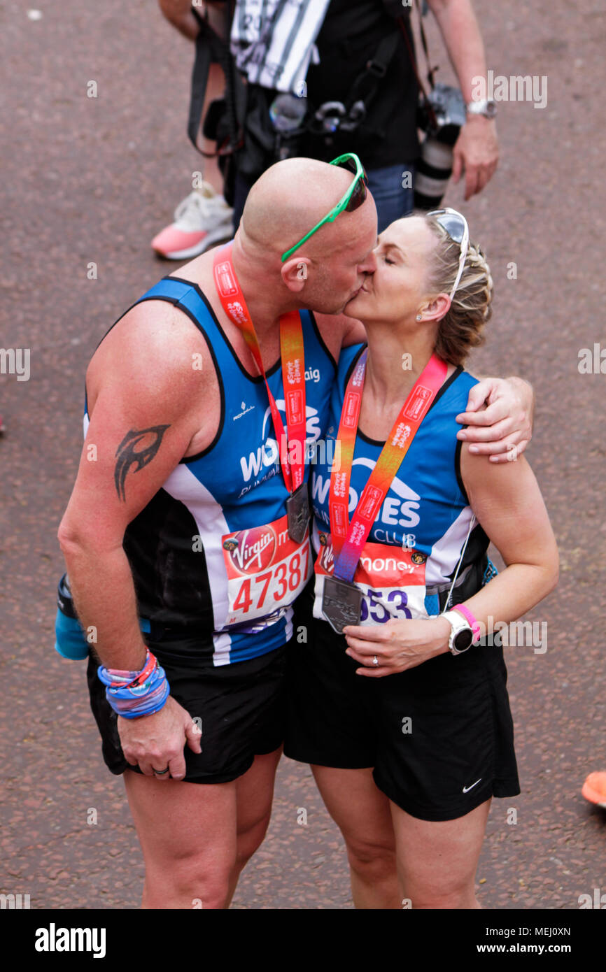 Londra, Regno Unito. Il 22 aprile 2018. Un giovane kiss dopo una proposta di matrimonio al traguardo della Maratona di Londra. Credito: Elsie Kibue / Alamy Live News Foto Stock