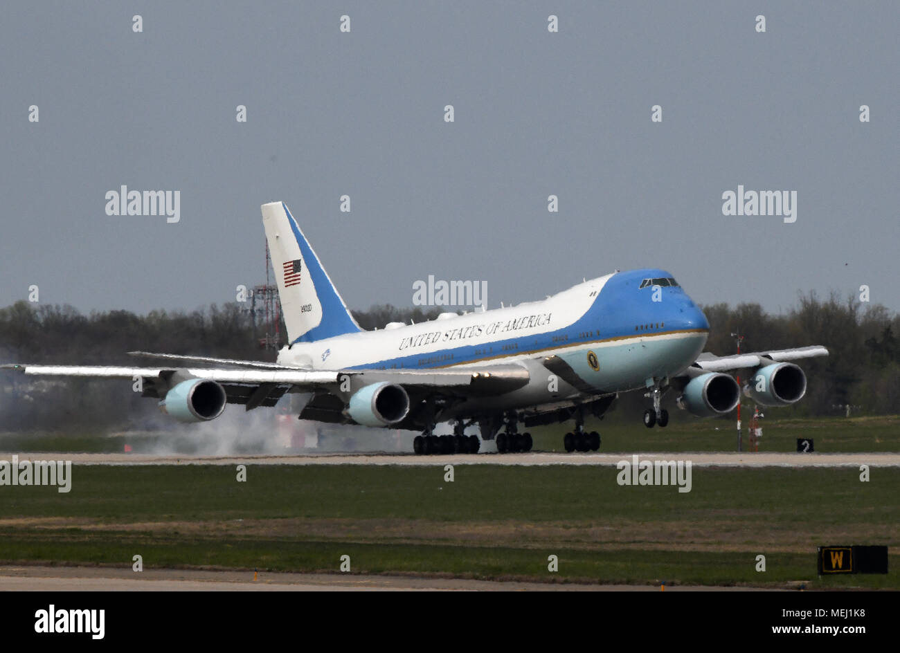 Camp Springs, Maryland, Stati Uniti d'America. 22 apr, 2018. Air Force One, con il Presidente degli Stati Uniti, Trump a bordo, atterra a base comune Andrews, Maryland il 22 aprile 2018. Il p residente:stava tornando da Palm Beach, Florida.Credit: Olivier Douliery/Piscina via CNP Credito: Olivier Douliery/CNP/ZUMA filo/Alamy Live News Foto Stock