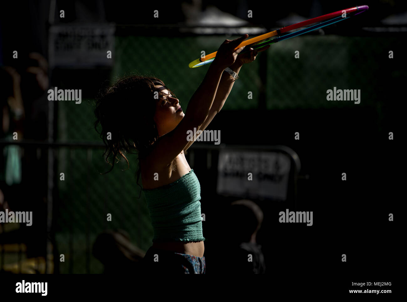 Santa Barbara, California, Stati Uniti d'America. 22 apr, 2018. Una ragazza danze con un hula hoop presso l annuale Giornata della Terra Festival. Credito: Erick Madrid/ZUMA filo/Alamy Live News Foto Stock