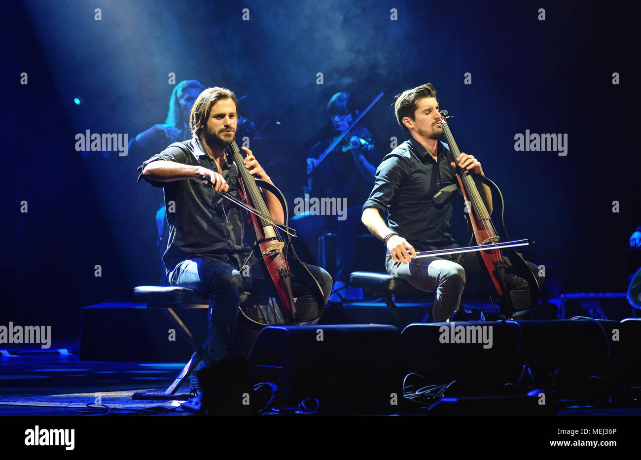 Hamilton, IL, Stati Uniti d'America. Xvi Apr, 2018. 16 Aprile 2018 - Hamilton, Ontario, Canada. Stjepan Hauser e Luka Sulic internazionale di violoncellista duo 2 violoncelli, eseguire sul palco del FirstOntario Concert Hall. Photo credit: Brent Perniac/AdMedia Credito: Brent Perniac/AdMedia/ZUMA filo/Alamy Live News Foto Stock