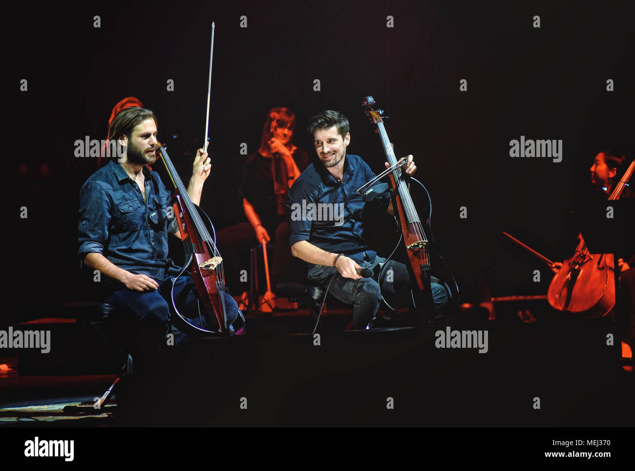 Hamilton, IL, Stati Uniti d'America. Xvi Apr, 2018. 16 Aprile 2018 - Hamilton, Ontario, Canada. Stjepan Hauser e Luka Sulic internazionale di violoncellista duo 2 violoncelli, eseguire sul palco del FirstOntario Concert Hall. Photo credit: Brent Perniac/AdMedia Credito: Brent Perniac/AdMedia/ZUMA filo/Alamy Live News Foto Stock