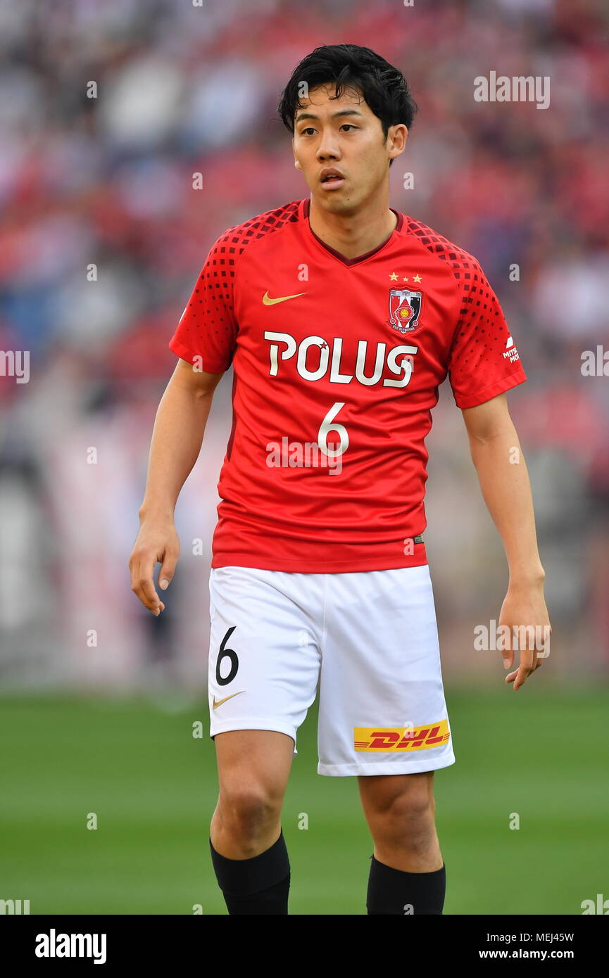 Saitama, Giappone. Xxi Aprile, 2018. Wataru Endo (rossi) Calcio/Calcetto : 2018 J1 League match tra Urawa Red Diamonds 0-0 Hokkaido Consadole Sapporo di Saitama Stadium 2002 a Saitama, Giappone . Credito: AFLO/Alamy Live News Foto Stock