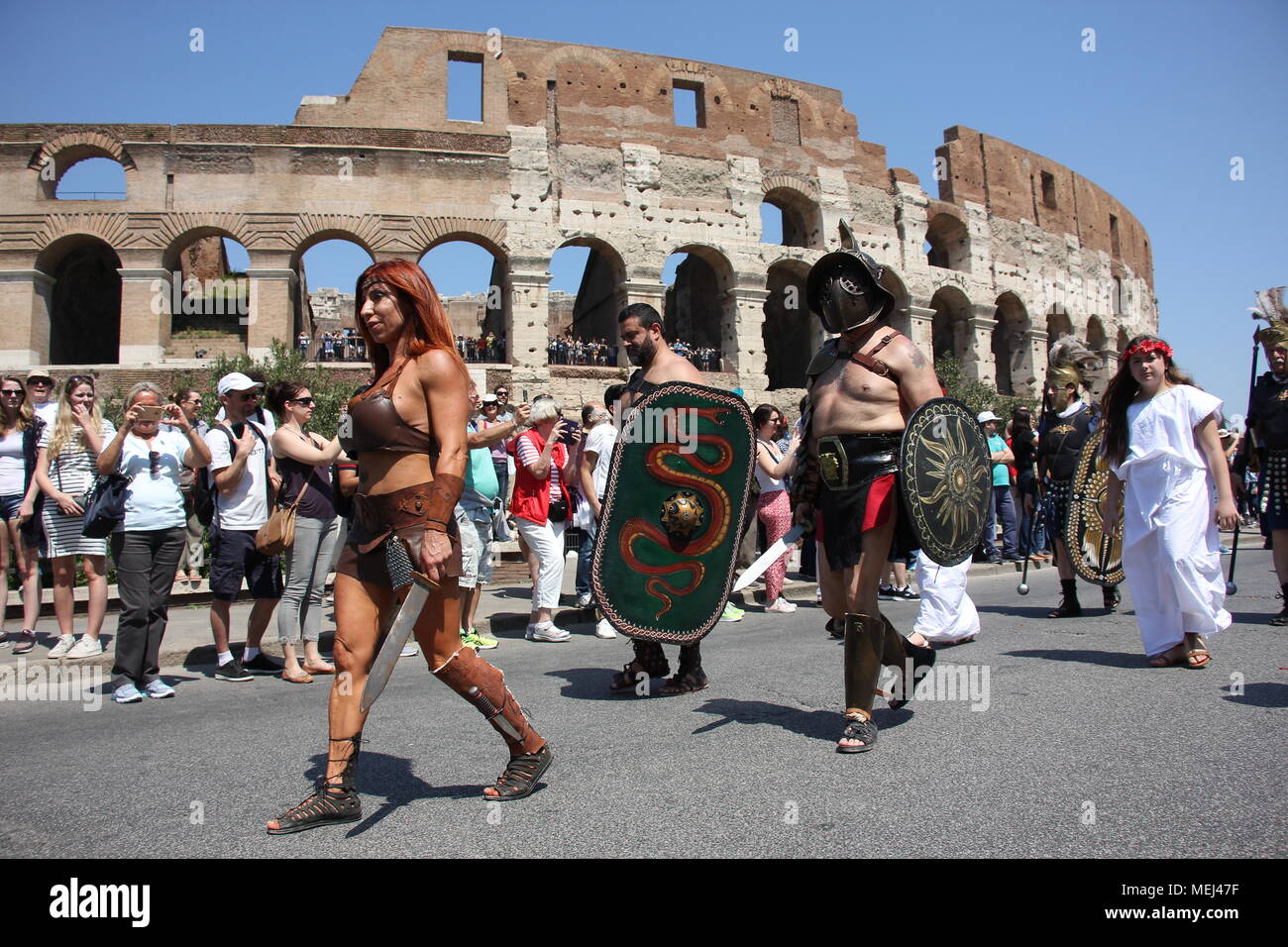 Roma, Italia. 22 apr, 2018. 2771 Compleanno - nascita di Roma le celebrazioni dal Colosseo, Roma, Italia, il 22 aprile, 2018 Credit: Gari Wyn Williams/Alamy Live News Foto Stock