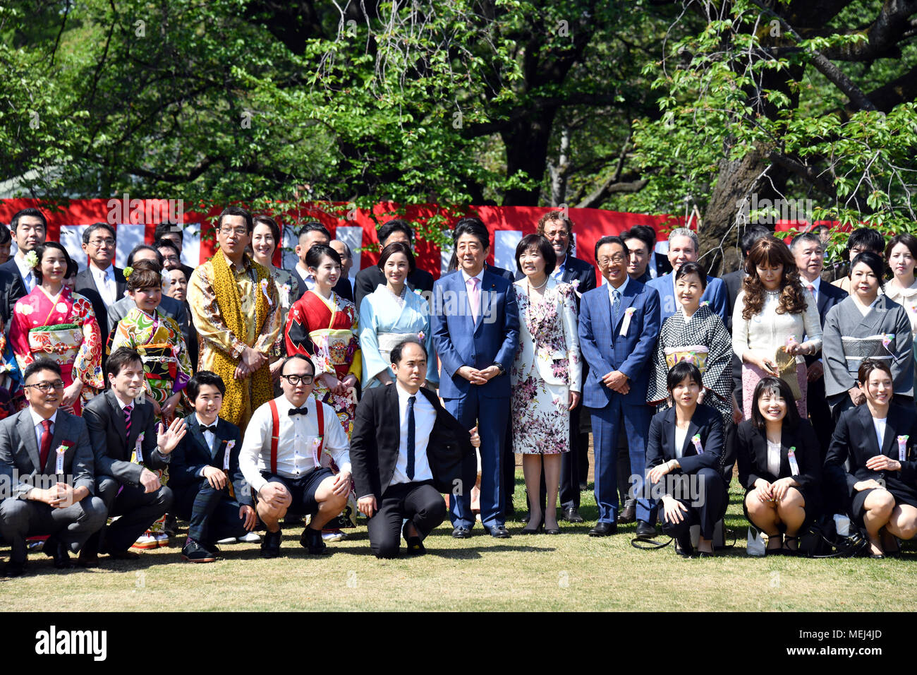 Tokyo, Giappone. Xxi Aprile, 2008. Al ritorno da colloqui con gli Stati Uniti Presidente Donald Trump in Florida, Primo Ministro giapponese Shinzo Abe e sua moglie Akie host a Cherry Blossoms partito di osservazione a Shinjuku Gyoen National Garden nel cuore di Tokyo il Sabato, 21 aprile 2018. Alcuni 17.000 ospiti provenienti da vari settori tra cui sport, cultura e intrattenimento, sono stati invitati al raduno annuale. Credito: Natsuki Sakai/AFLO/Alamy Live News Foto Stock