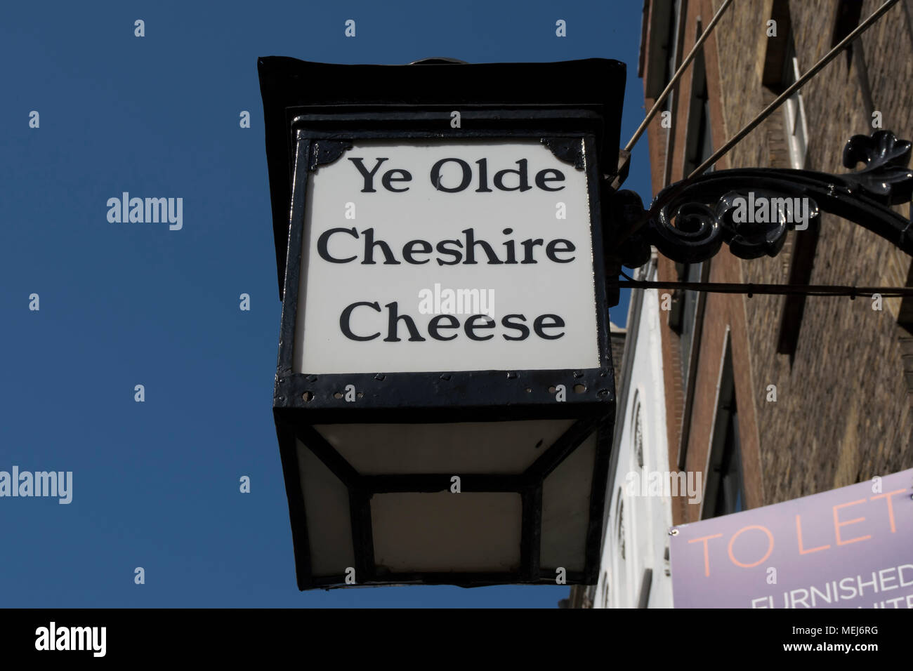 Lampada per firmare il Ye Olde Cheshire Cheese, un pub con collegamenti letterari, ricostruita nel XVII secolo, off Fleet Street nella città di Londra - Inghilterra Foto Stock