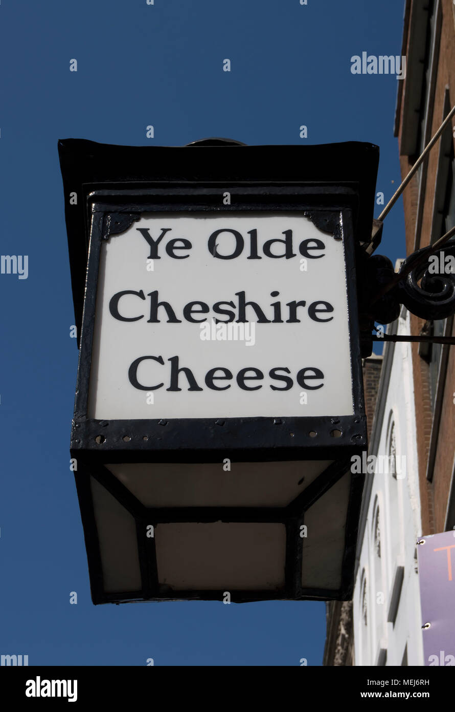 Lampada per firmare il Ye Olde Cheshire Cheese, un pub con collegamenti letterari, ricostruita nel XVII secolo, off Fleet Street nella città di Londra - Inghilterra Foto Stock