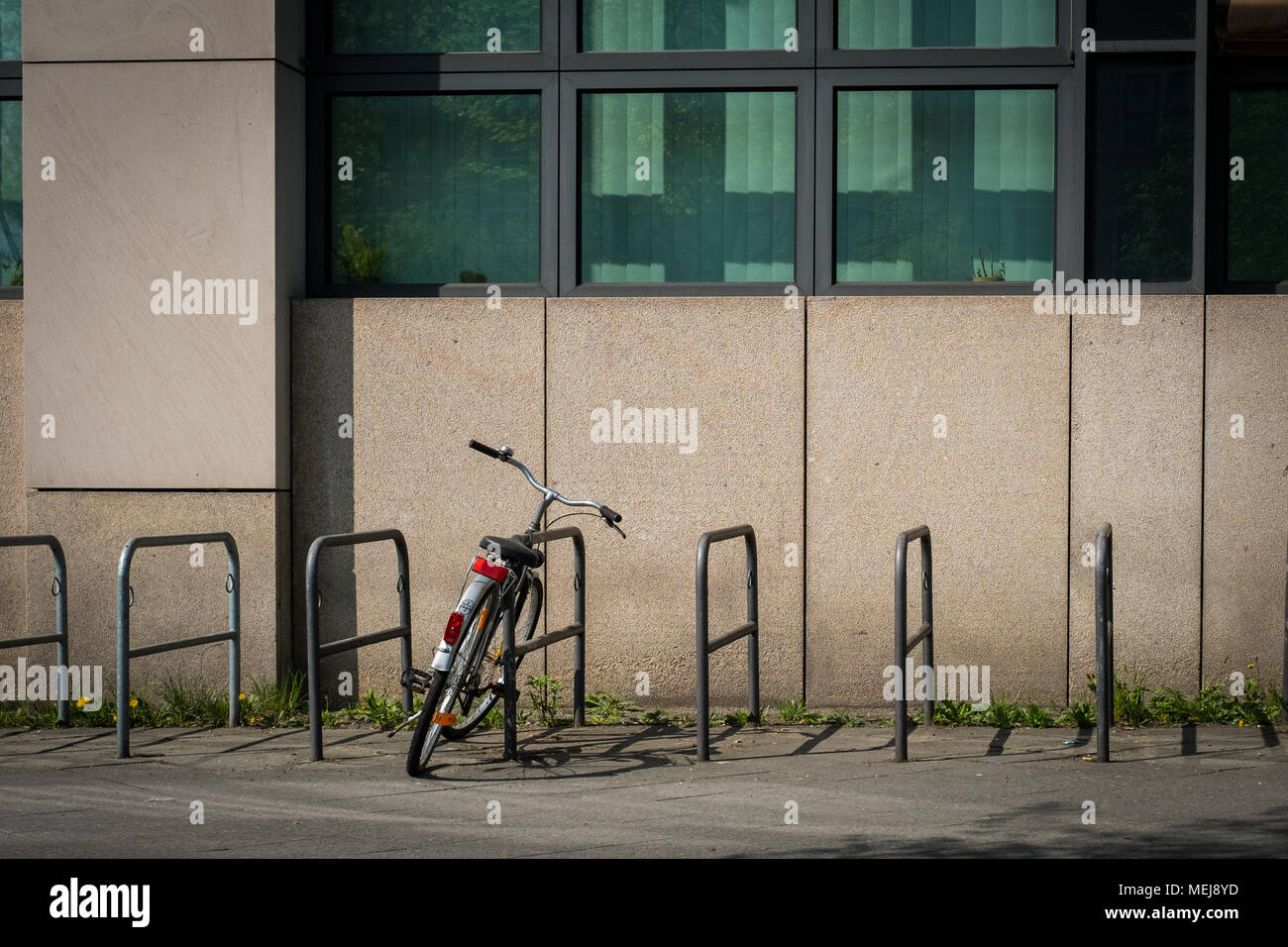 Bicicletta singolo sul supporto per bicicletta su strada - bloccato bike outdoor Foto Stock