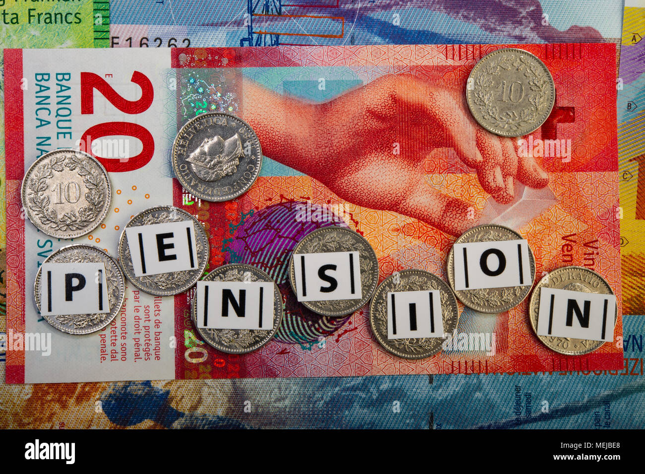 Swiss le banconote e le monete in euro e la scritta "pensione". Foto Stock