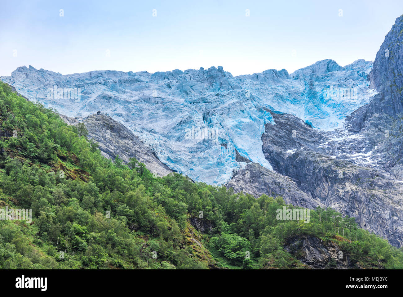 Glacier Supphellebreen, parte di Jostedal National Park, Norvegia, vicino a Fjaerland, enorme blu scintillante ghiaccio del ghiacciaio in un ruvido paesaggio di montagna Foto Stock