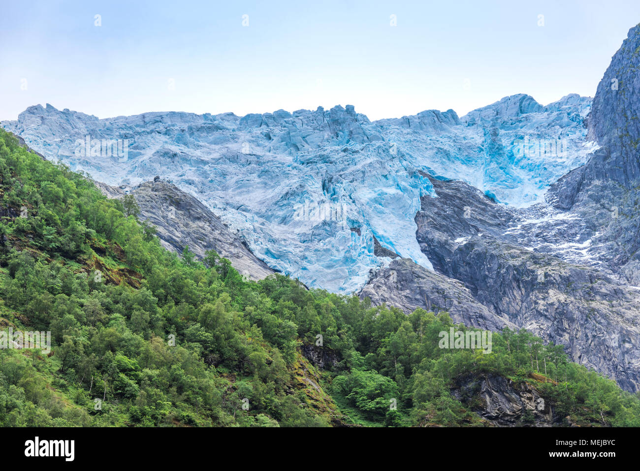 Glacier Supphellebreen, parte di Jostedal National Park, Norvegia, vicino a Fjaerland, enorme blu scintillante ghiaccio del ghiacciaio in un ruvido paesaggio di montagna Foto Stock Glacier Supphellebreen, parte di Jostedal National Park, Norvegia, vicino a Fjaerland, enorme blu scintillante ghiaccio del ghiacciaio in un ruvido paesaggio di montagna Foto Stock