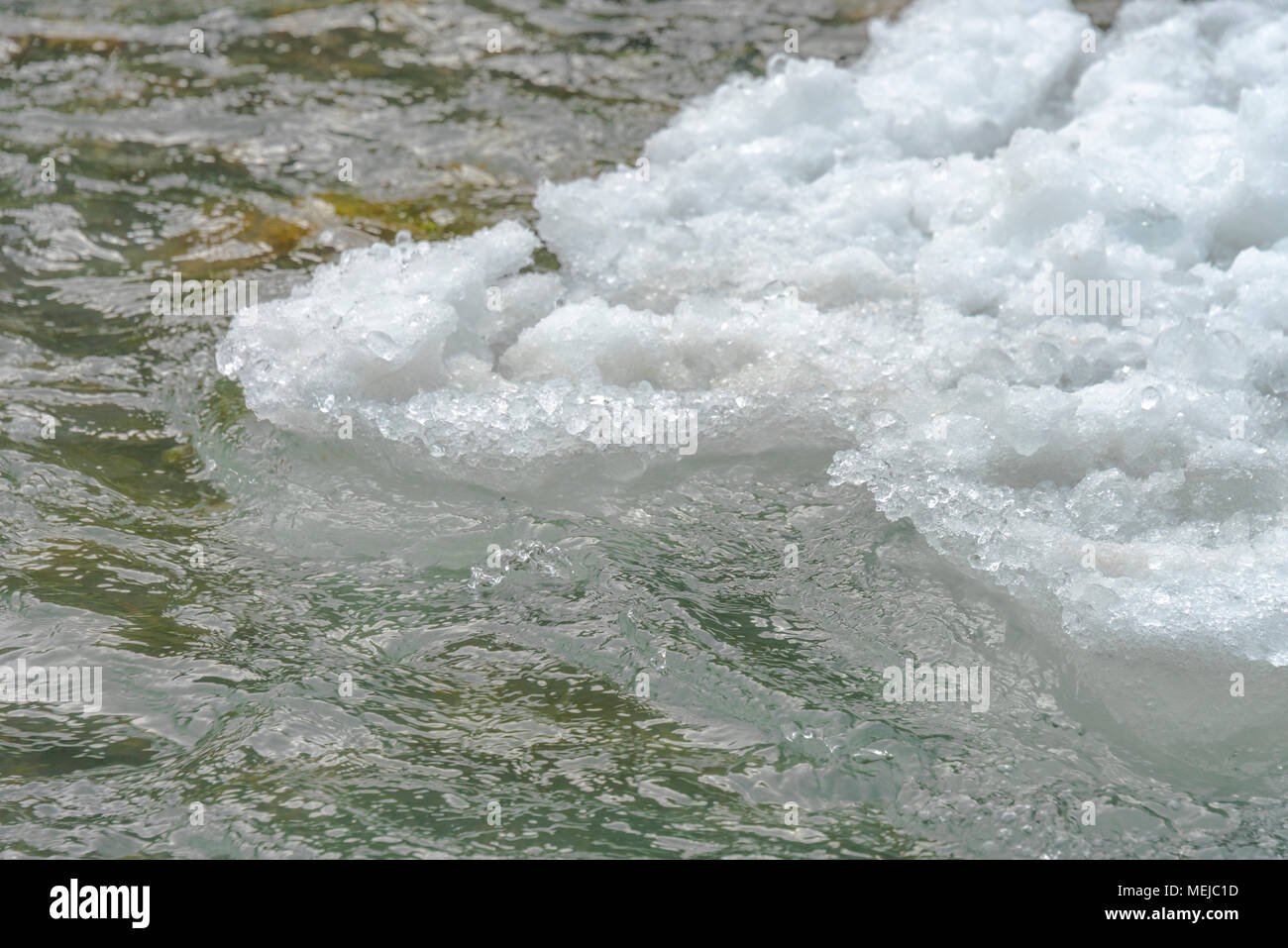 Glacier Supphellebreen, parte di Jostedal National Park, Norvegia, vicino a Fjaerland, fusione di pezzi di ghiaccio nelle fredde acque del fiume Foto Stock