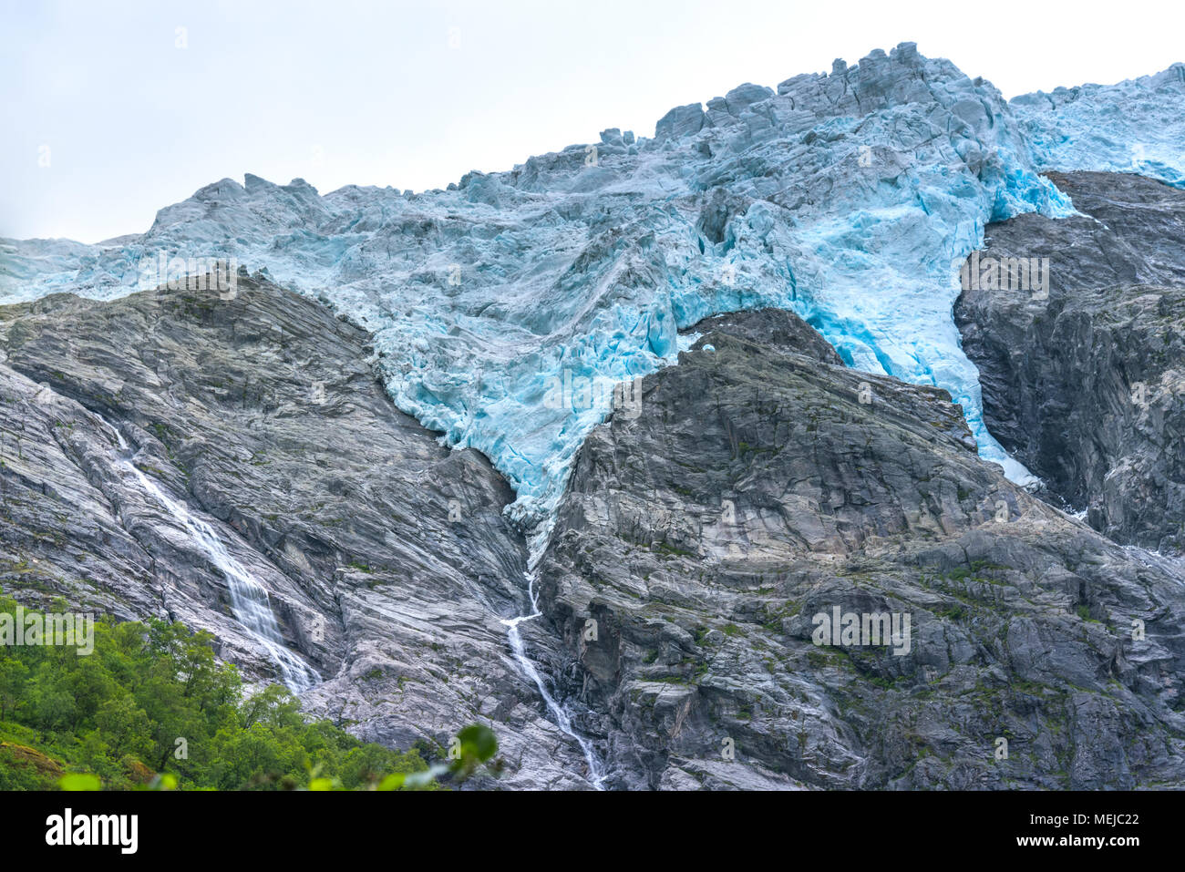 Glacier Supphellebreen, vicino, parte di Jostedal National Park, Norvegia, vicino a Fjaerland, blu scintillante ghiaccio del ghiacciaio in un ruvido paesaggio di montagna Foto Stock