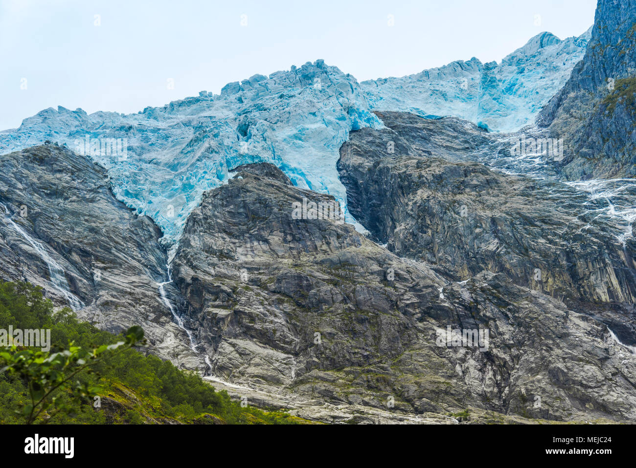 Glacier Supphellebreen, close up, parte dell'Jostedalsbreen National Park, Norvegia, vicino a Fjaerland, enorme blu scintillante di masse di ghiaccio al di sopra delle rocce Foto Stock