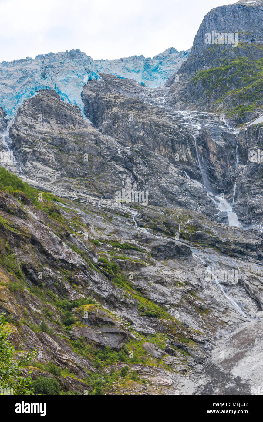 Glacier Supphellebreen, parte di Jostedal National Park, Norvegia, vicino a Fjaerland, imponente massa di ghiaccio sopra la scogliera Foto Stock