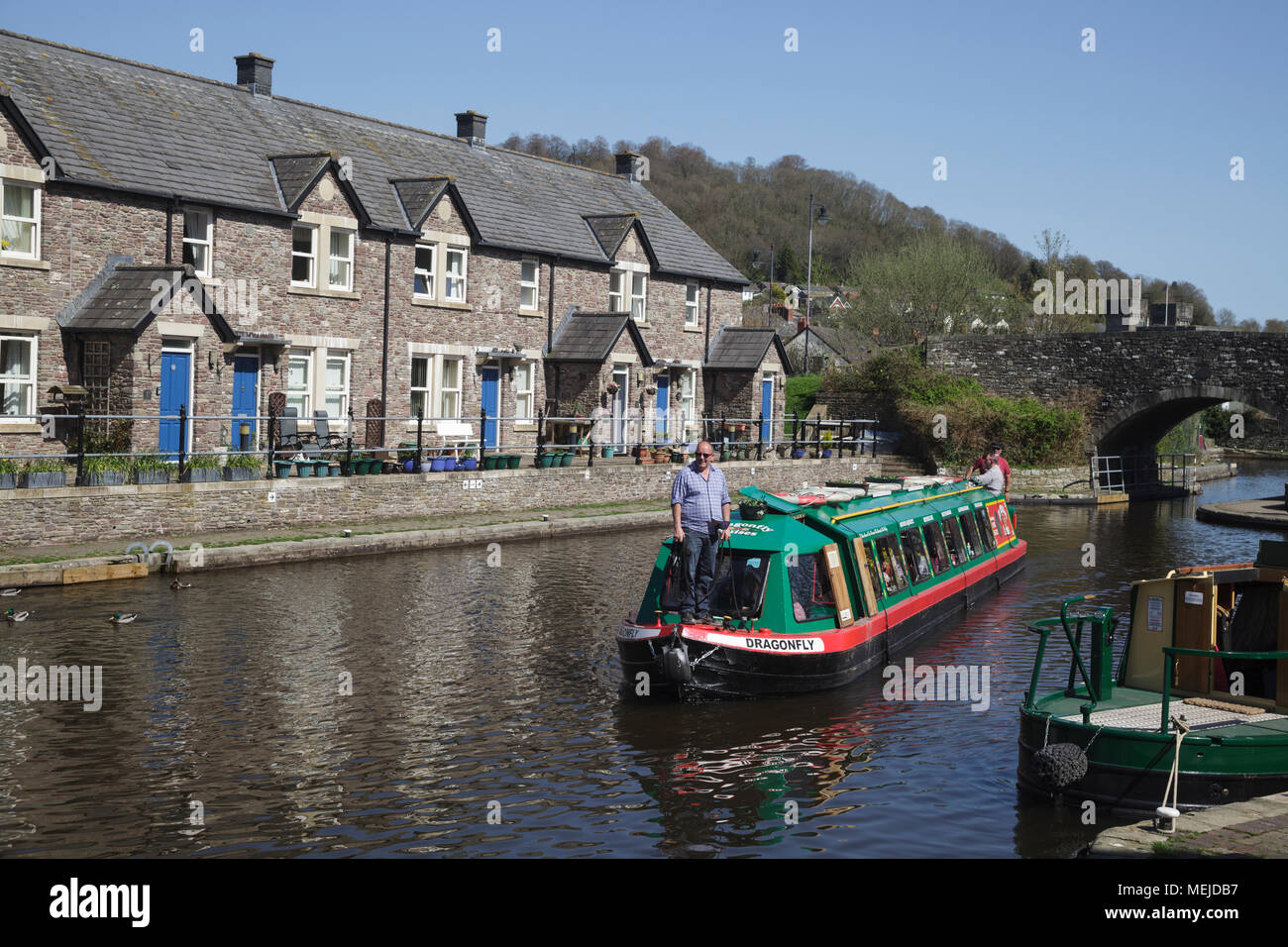 Il Brecon Bacino del canale - inizio del Monmouthshire e Brecon Canal nel cuore di Brecon, Galles del Sud in una giornata di sole Foto Stock
