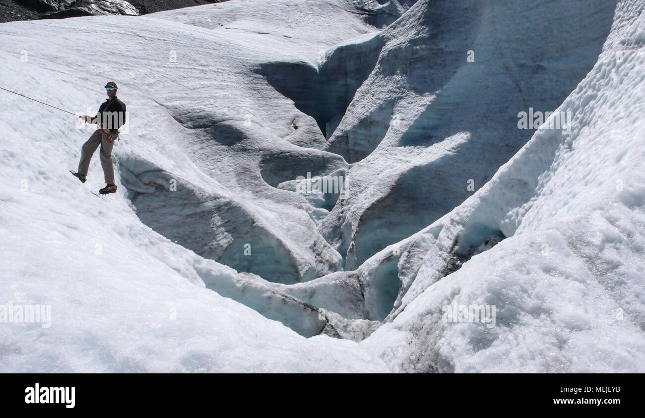 Guida di montagna formazione candidato piccozza e corda abilità su un ghiacciaio delle Alpi Svizzere Foto Stock