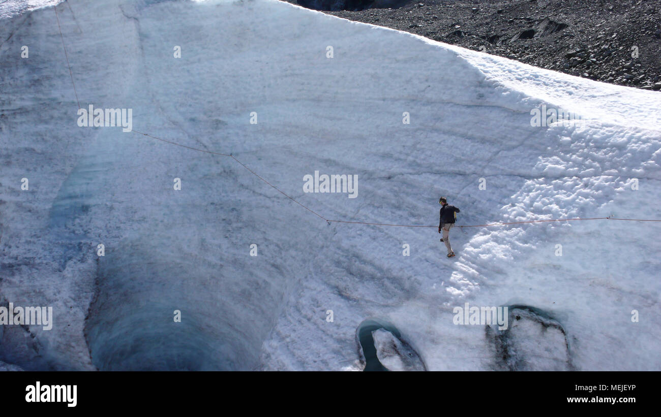 Guida di montagna formazione candidato piccozza e corda abilità su un ghiacciaio delle Alpi Svizzere Foto Stock
