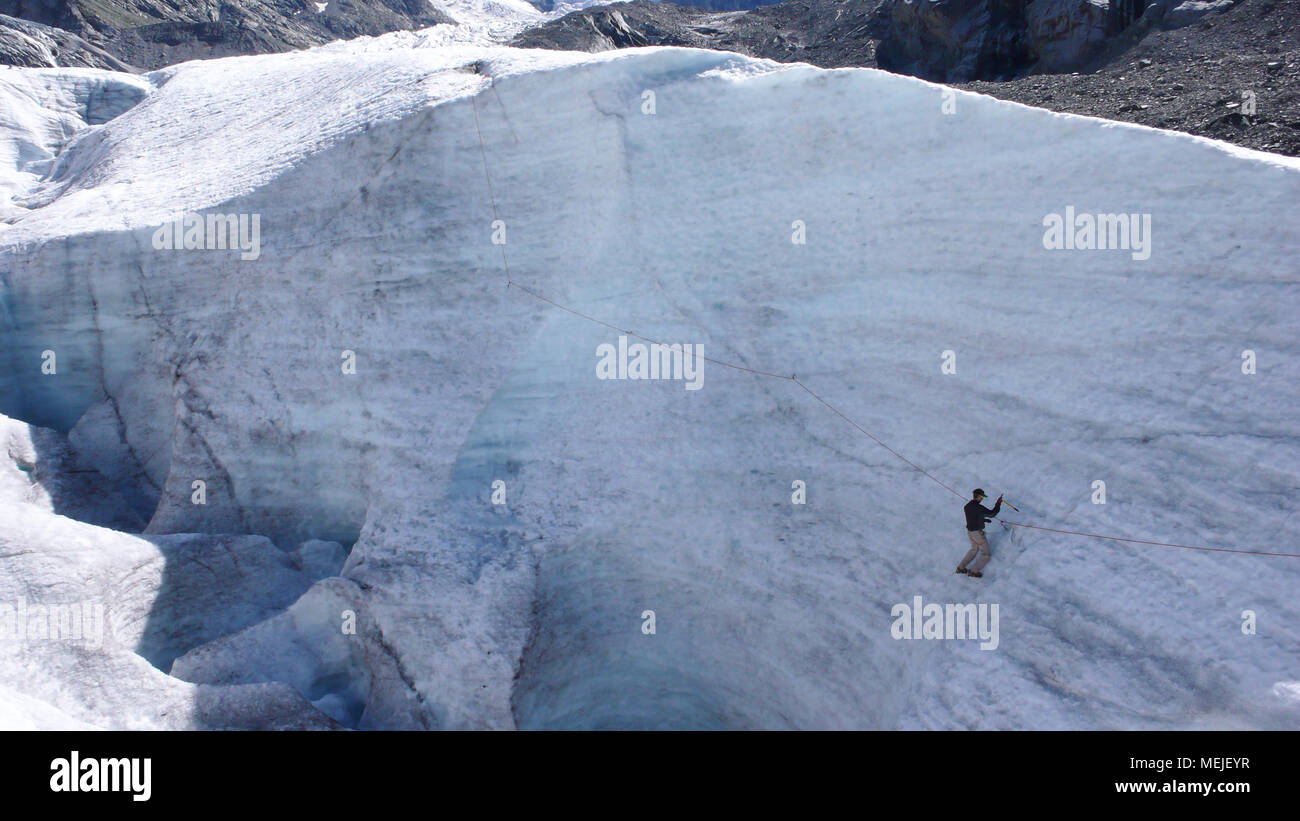 Guida di montagna formazione candidato piccozza e corda abilità su un ghiacciaio delle Alpi Svizzere Foto Stock