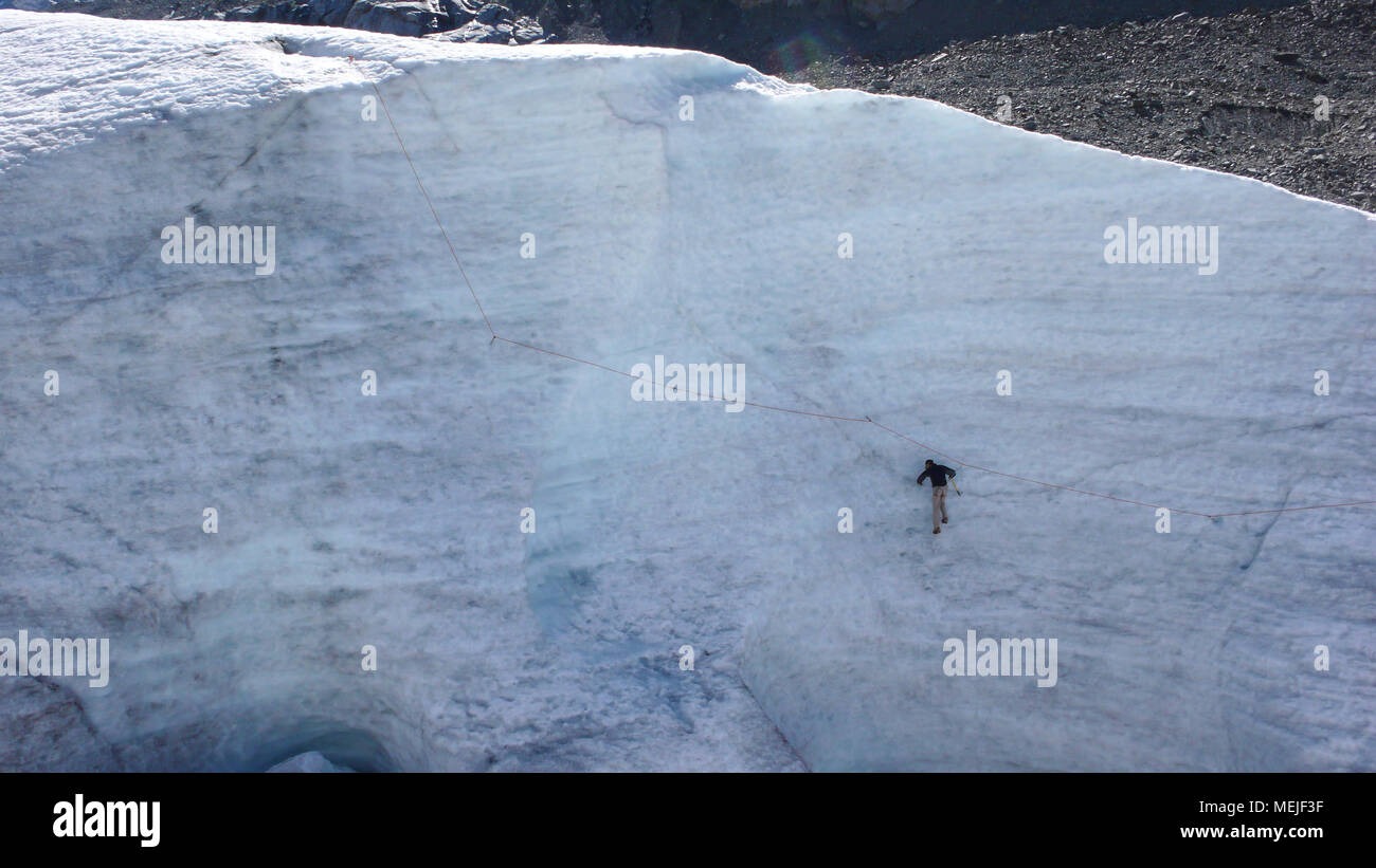 Guida di montagna formazione candidato piccozza e corda abilità su un ghiacciaio delle Alpi Svizzere Foto Stock