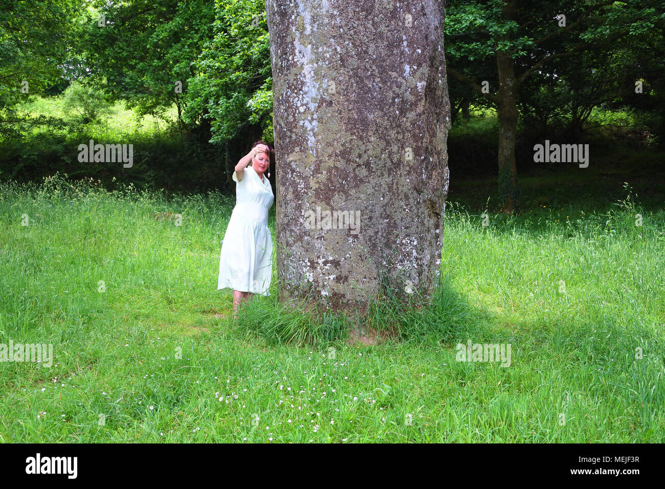 Donna che utilizza un pendolo radioestesia Foto stock - Alamy