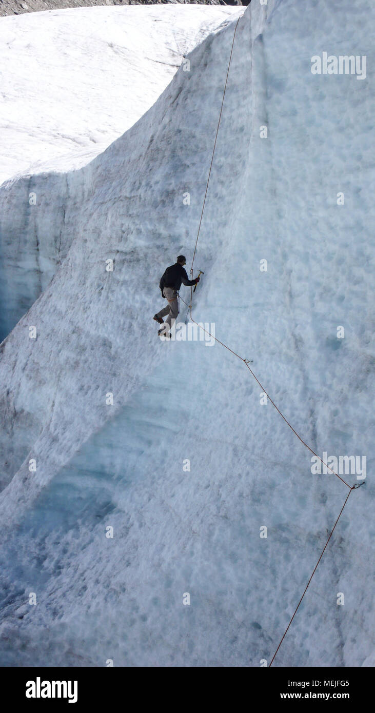 Guida di montagna formazione candidato piccozza e corda abilità su un ghiacciaio delle Alpi Svizzere Foto Stock