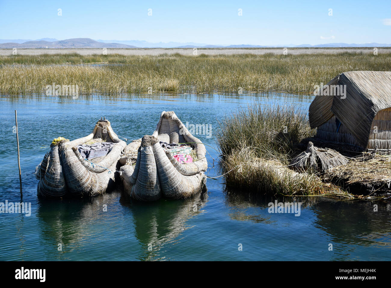 Isola galleggiante sul lago Titicaca, Perù Foto Stock