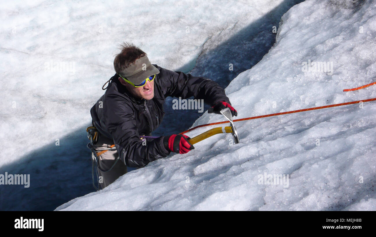 Guida di montagna formazione candidato piccozza e corda abilità su un ghiacciaio delle Alpi Svizzere Foto Stock