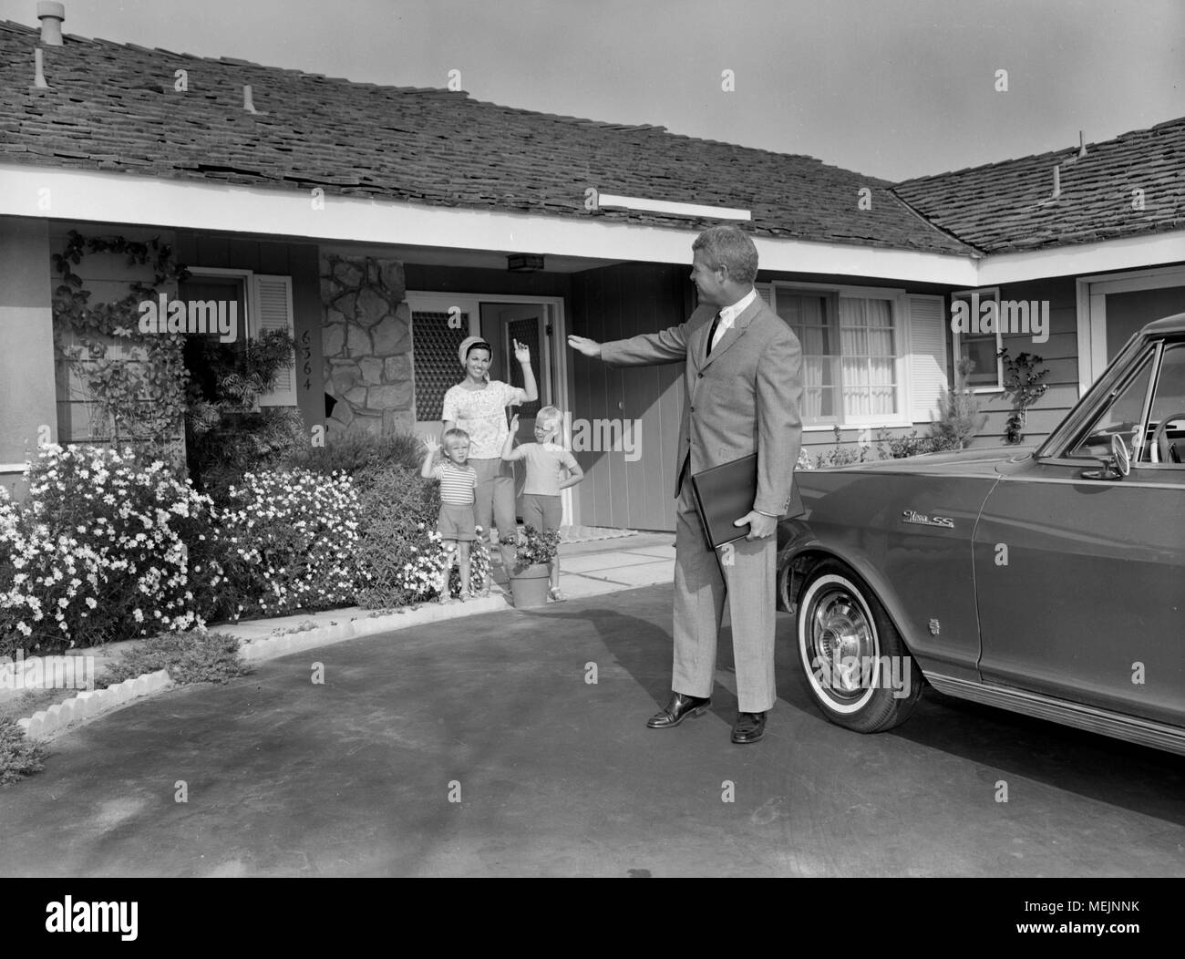Un perfetto padre lascia la sua famiglia perfetta e la sua casa perfetta per l'ufficio nella California del Sud, ca. 1965. Foto Stock