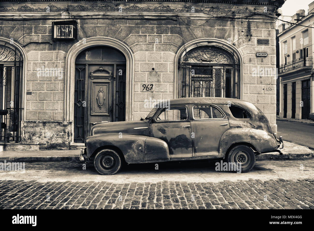L'Avana, Cuba- DEC 15, 2016: in bianco e nero il tono della vecchia chevrolet parcheggiato in strada di La Habana Foto Stock